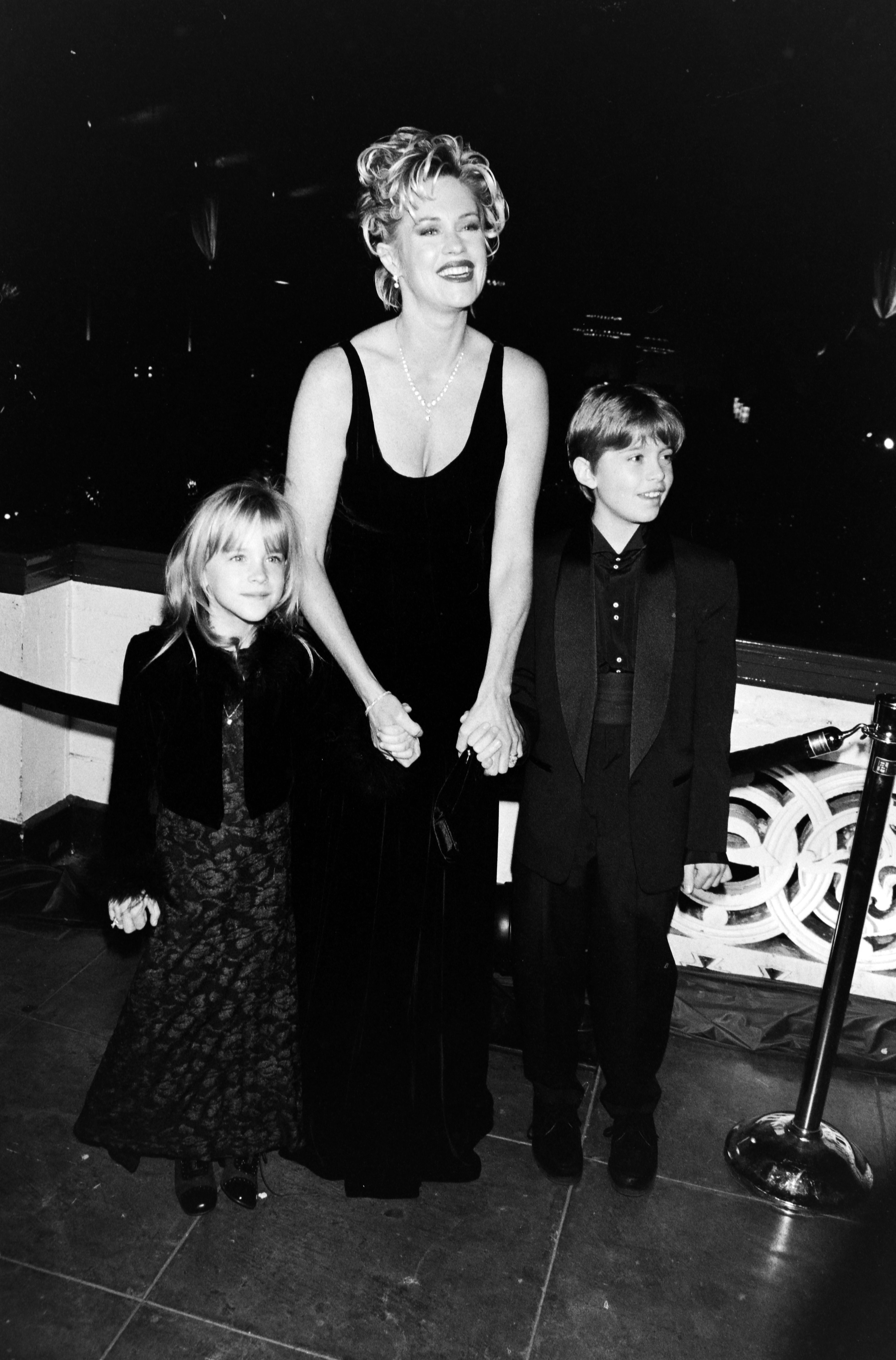 Melanie Griffith mit ihrer Tochter Dakota Johnson und ihrem Sohn Alexander Bauer bei der Premiere von "Evita" am 14. Dezember 1996 in Los Angeles, Kalifornien. | Quelle: Getty Images