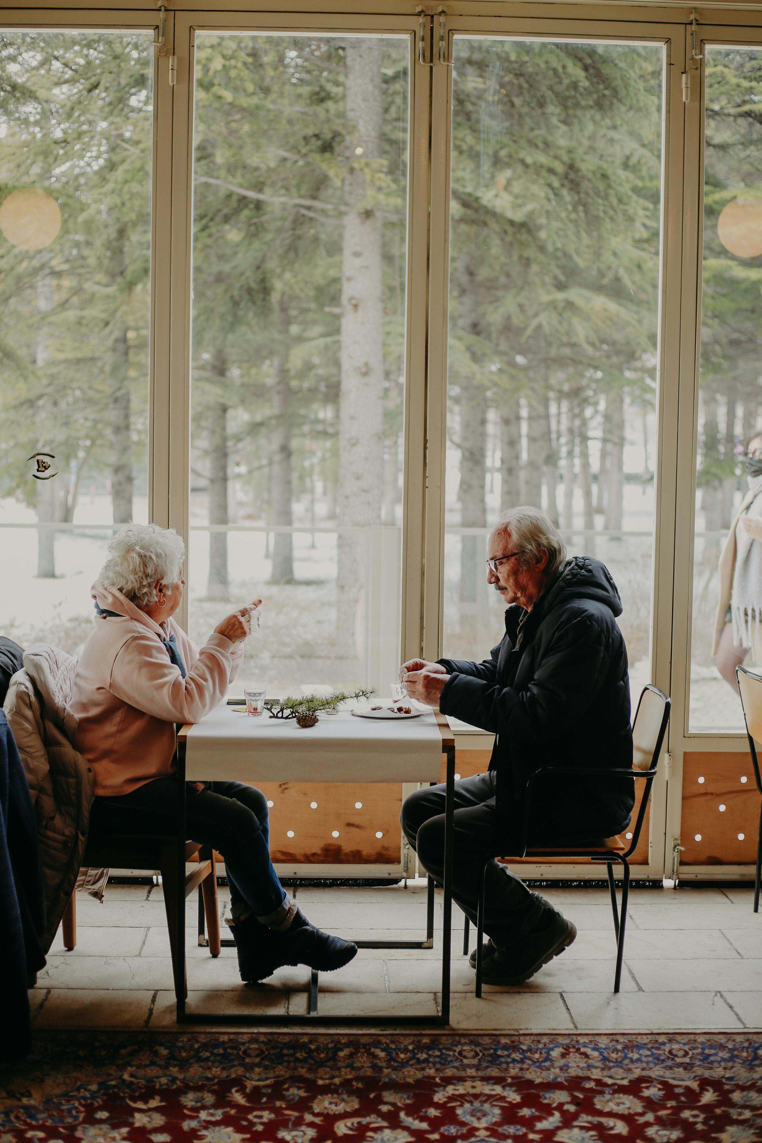 Älteres Paar beim Essen in einem Restaurant | Quelle: Pexels