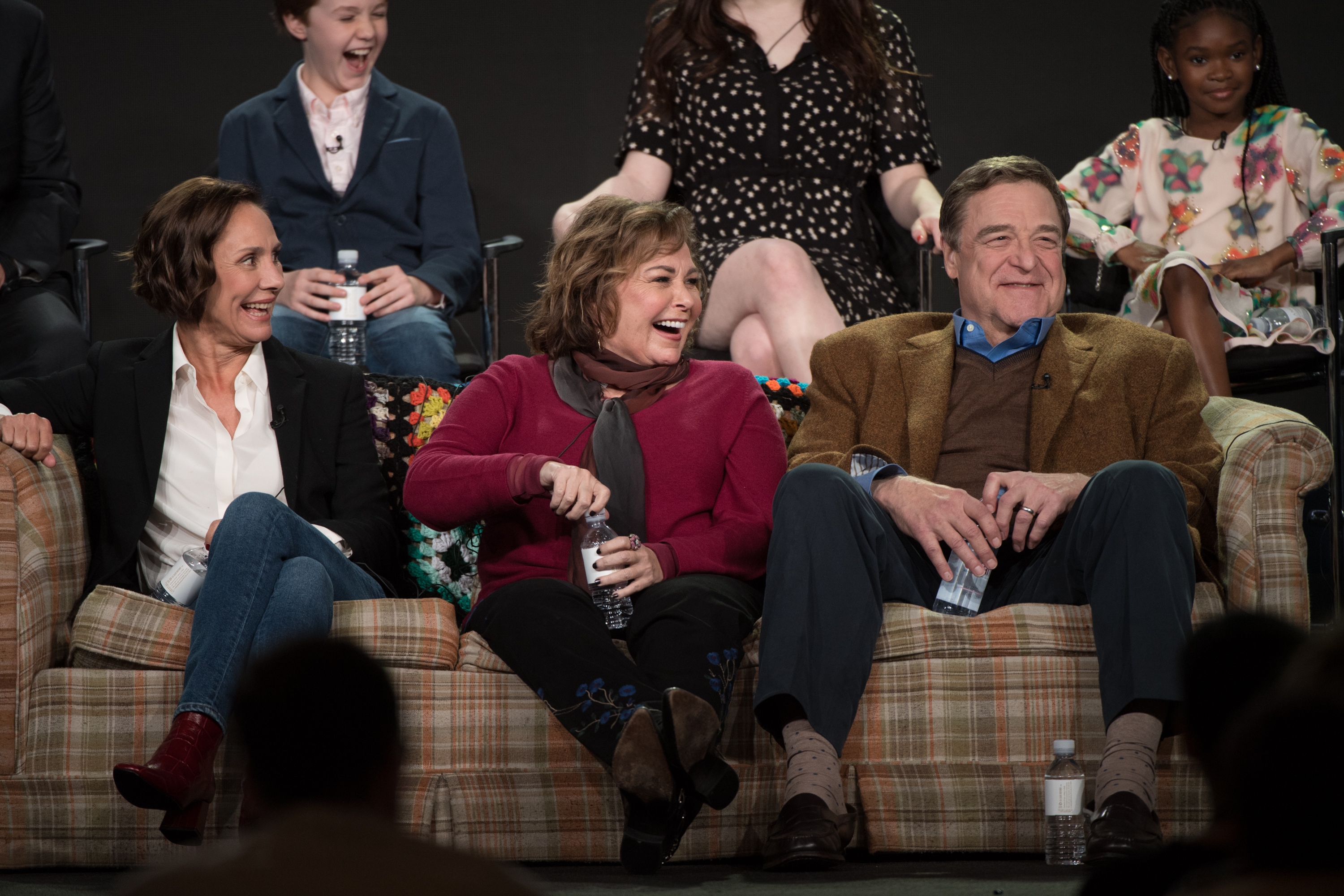 Die Darsteller von "Roseanne", Laurie Metcalf, Roseanne Barr und John Goodman, sprechen 2018 bei Disney vor der Presse über das Reboot | Quelle: Getty Images