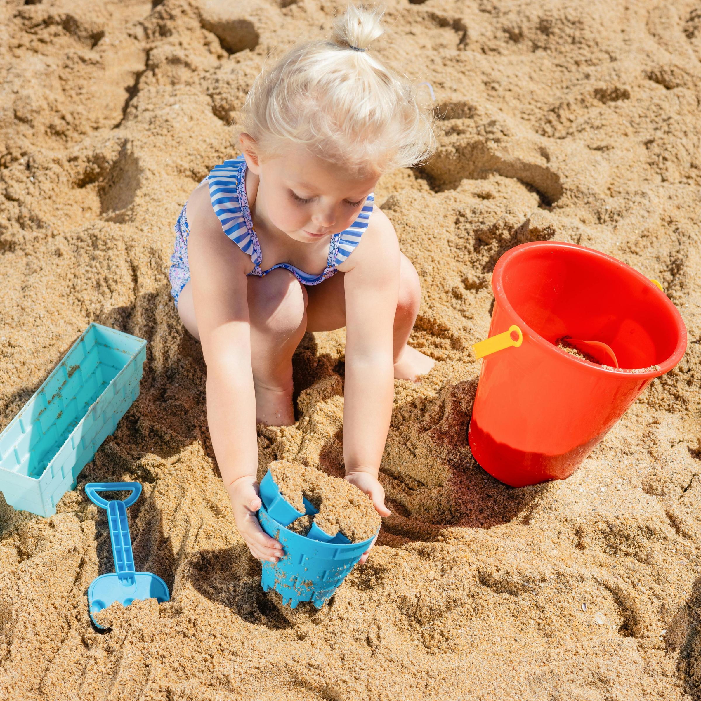 Ein Kind spielt an einem Strand | Quelle: Pexels