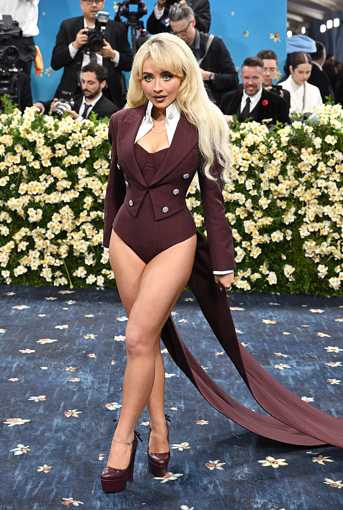 Sabrina Carpenter trägt bei der Met Gala mit dem Thema „Tailored for You“ am 5. Mai 2025 einen von einem Smoking inspirierten Bodysuit ohne Hose.