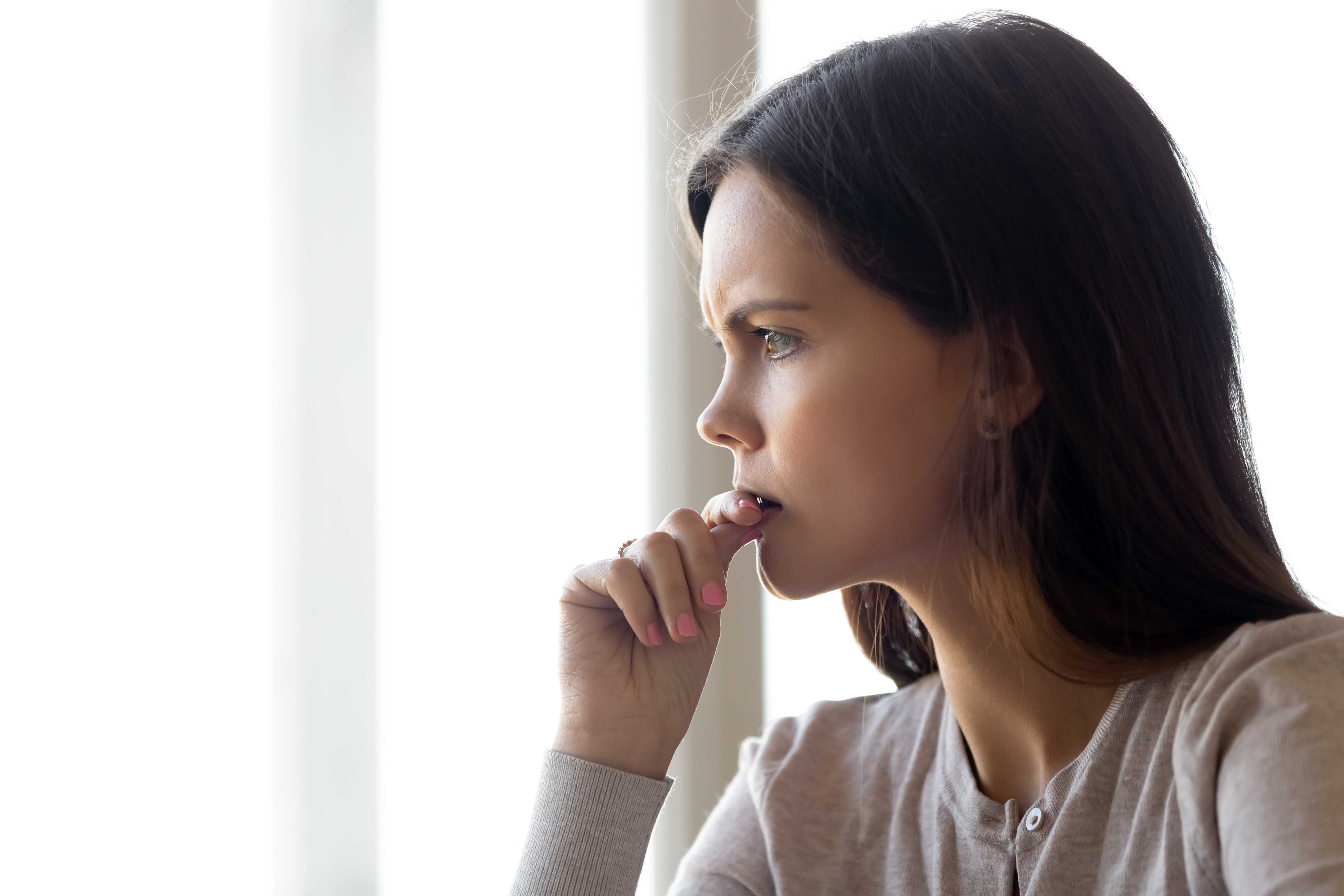 Eine in tiefe Gedanken versunkene Frau | Quelle: Shutterstock