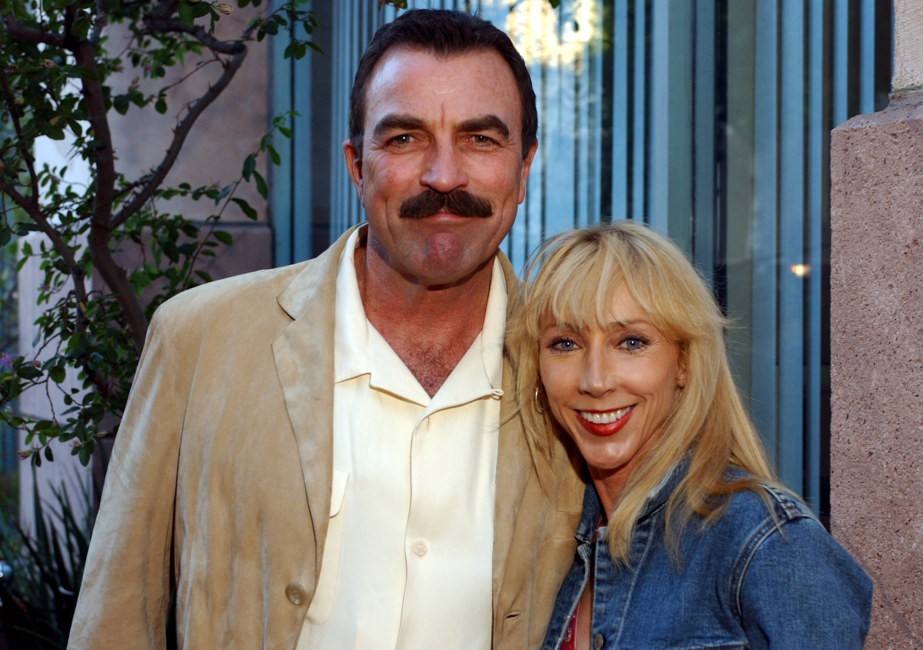 Tom Selleck und Jillie Mack während des 8. Jubiläums des Grand Havana Room und der Premiere von James Orrs Dokumentarfilmen über die Familie Fuente am 25. Juli 2003 in Beverly Hills, Kalifornien. | Quelle: Getty Images