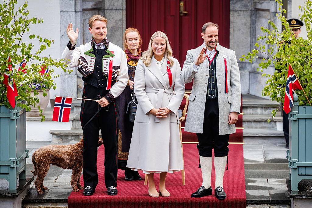 Prinz Sverre Magnus von Norwegen, Kronprinzessin Mette Marit von Norwegen und Kronprinz Haakon von Norwegen nehmen am 17. Mai 2026 in Oslo, Norwegen, an den Feierlichkeiten zum norwegischen Verfassungstag mit einem Kinderumzug in ihrer Residenz Skaugum teil. | Quelle: Getty Images