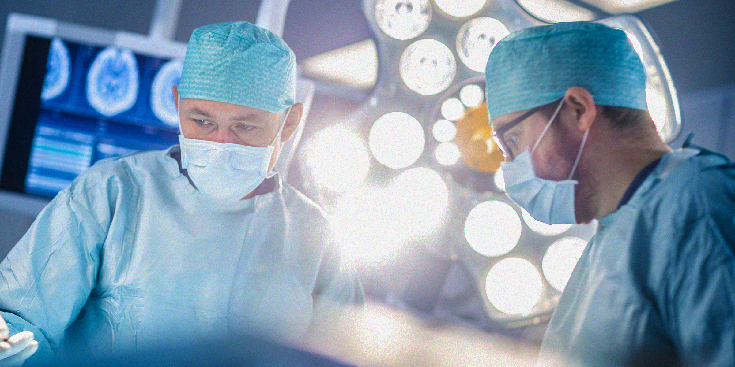 Ärzte in einem Operationssaal | Quelle: Shutterstock