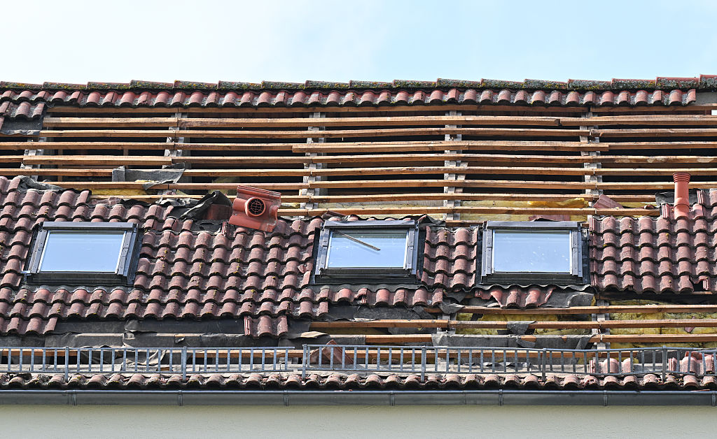 20. August 2026, Brandenburg, Fürstenwalde/Spree: Das zerstörte Dach eines Wohnhauses nach einem Tornado. Der Deutsche Wetterdienst hat bestätigt, dass ein Tornado Fürstenwalde/Spree im Bundesland Brandenburg heimgesucht hat | Quelle: Getty Images