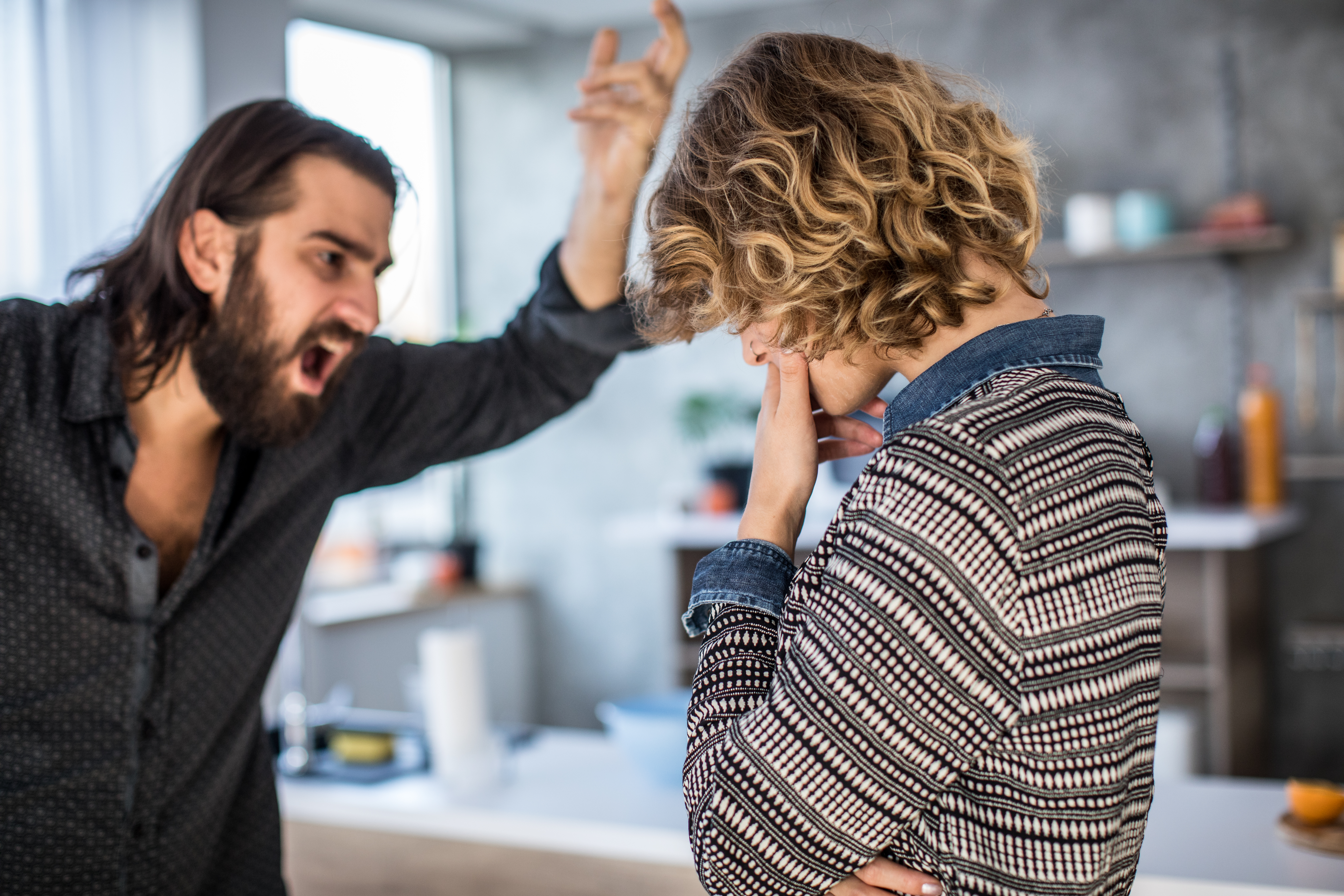 Ein wütender Mann schreit seine Frau an | Quelle: Getty Images