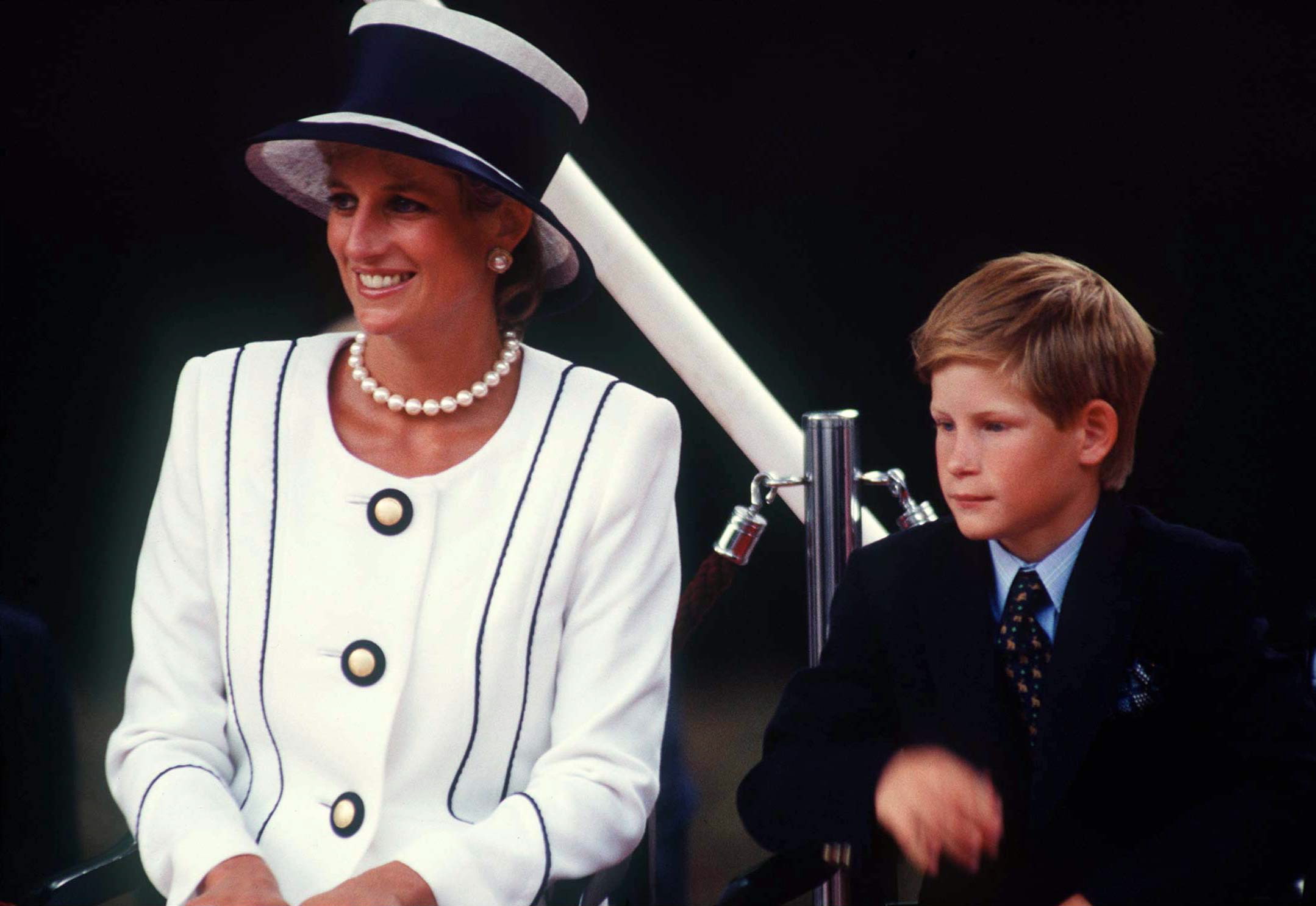 Prinzessin Diana nahm am 19. August 1995 an den Gedenkfeiern in London zum 50. Jahrestag des Tages des Sieges über Japan teil, mit dem 10-jährigen Harry an ihrer Seite. | Quelle: Getty Images