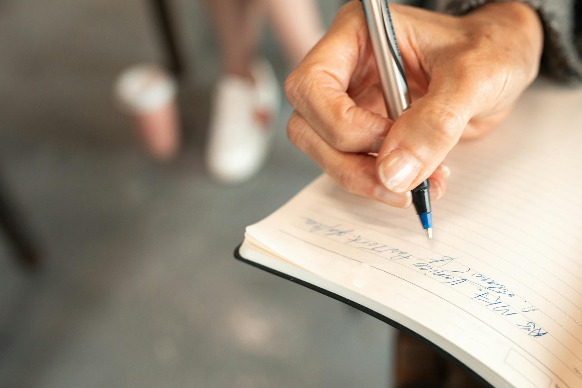 Eine Frau, die in ein Notizbuch schreibt | Quelle: Pexels