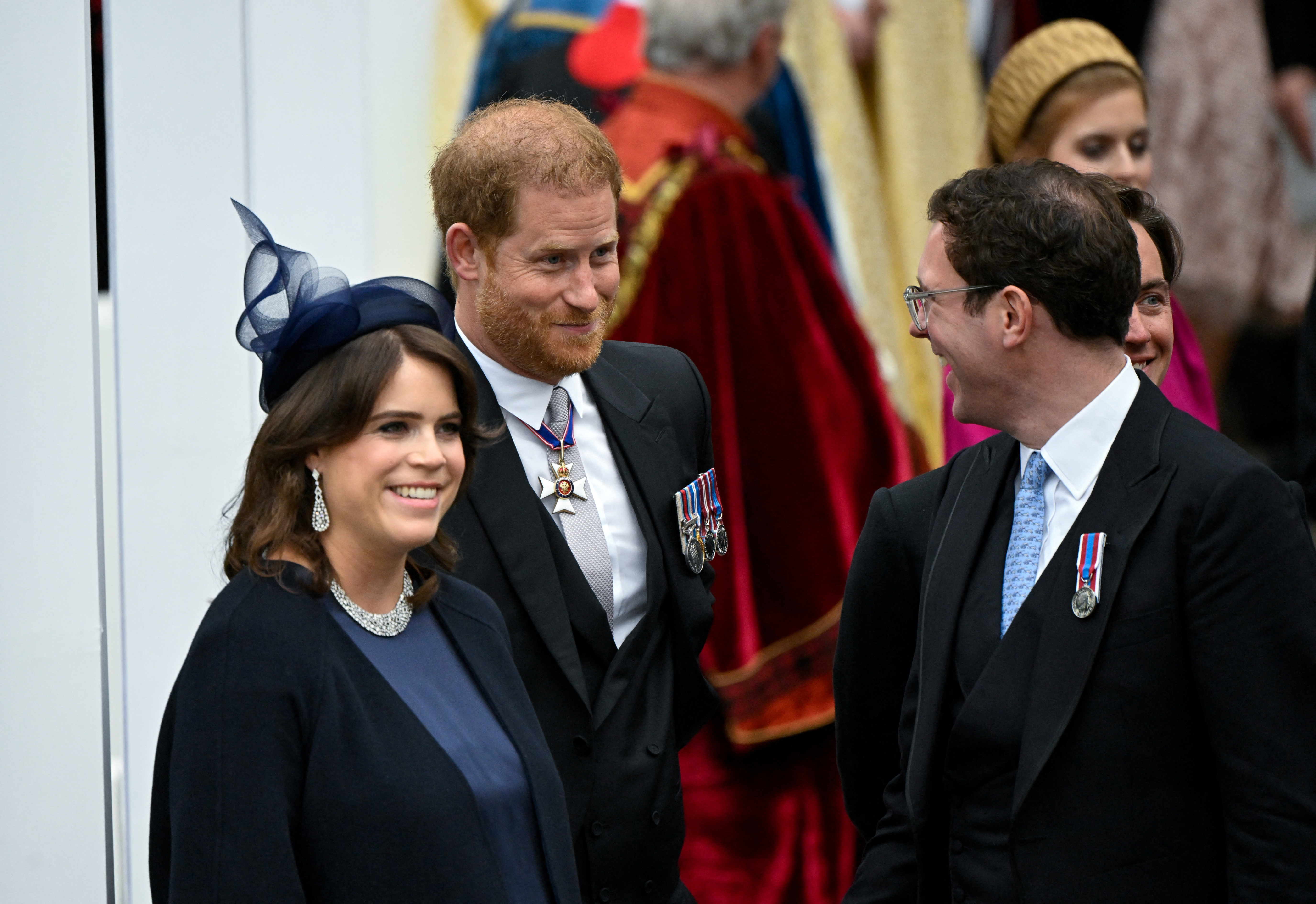 Prinz Harry mit Prinzessin Eugenie und ihrem Mann Jack Brooksbank bei der Krönung von König Charles III. und Königin Camilla in London, England, am 6. Mai 2023 | Quelle: Getty Images