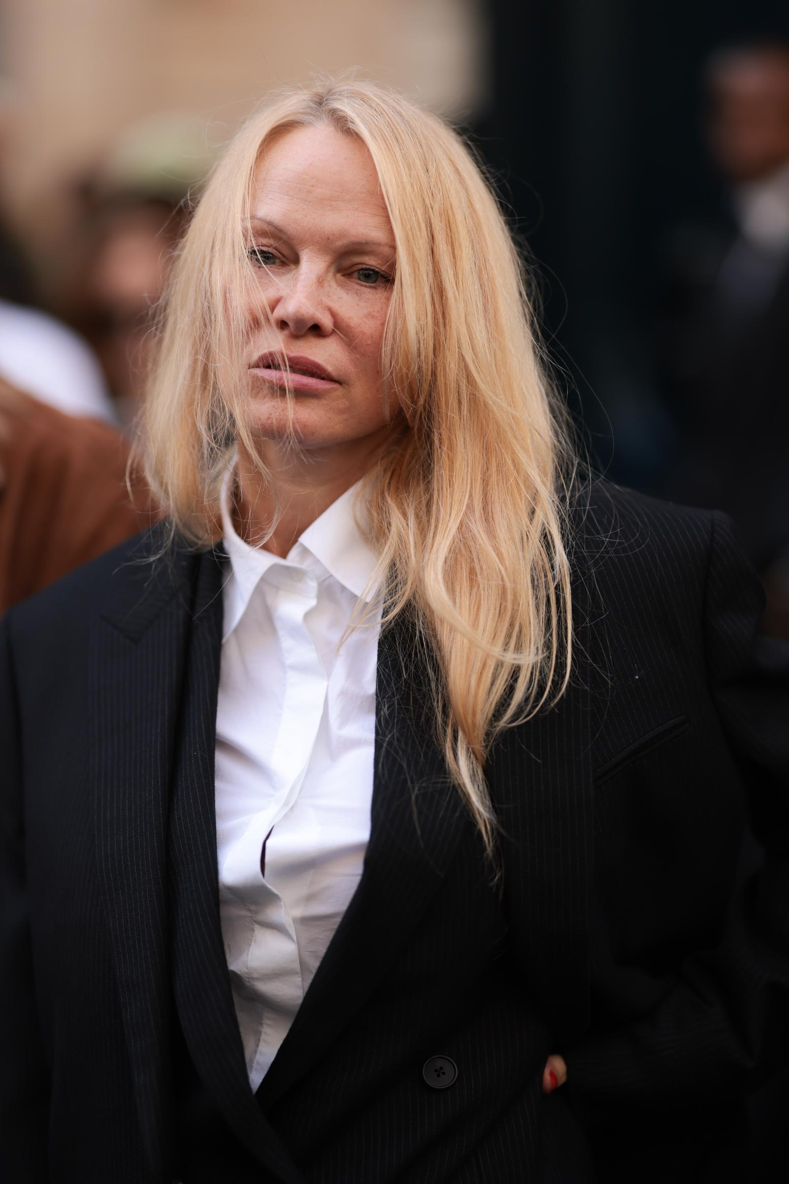 Pamela Anderson besucht am 5. Dezember 2023 die „Fashion Awards 2023“ in der Londoner Royal Albert Hall. Auch Monate nach ihren Auftritten ohne Make-up bei der Pariser Fashion Week setzte sie auf dem roten Teppich weiterhin auf einen zurückhaltenden Beauty-Look. | Quelle: Getty Images