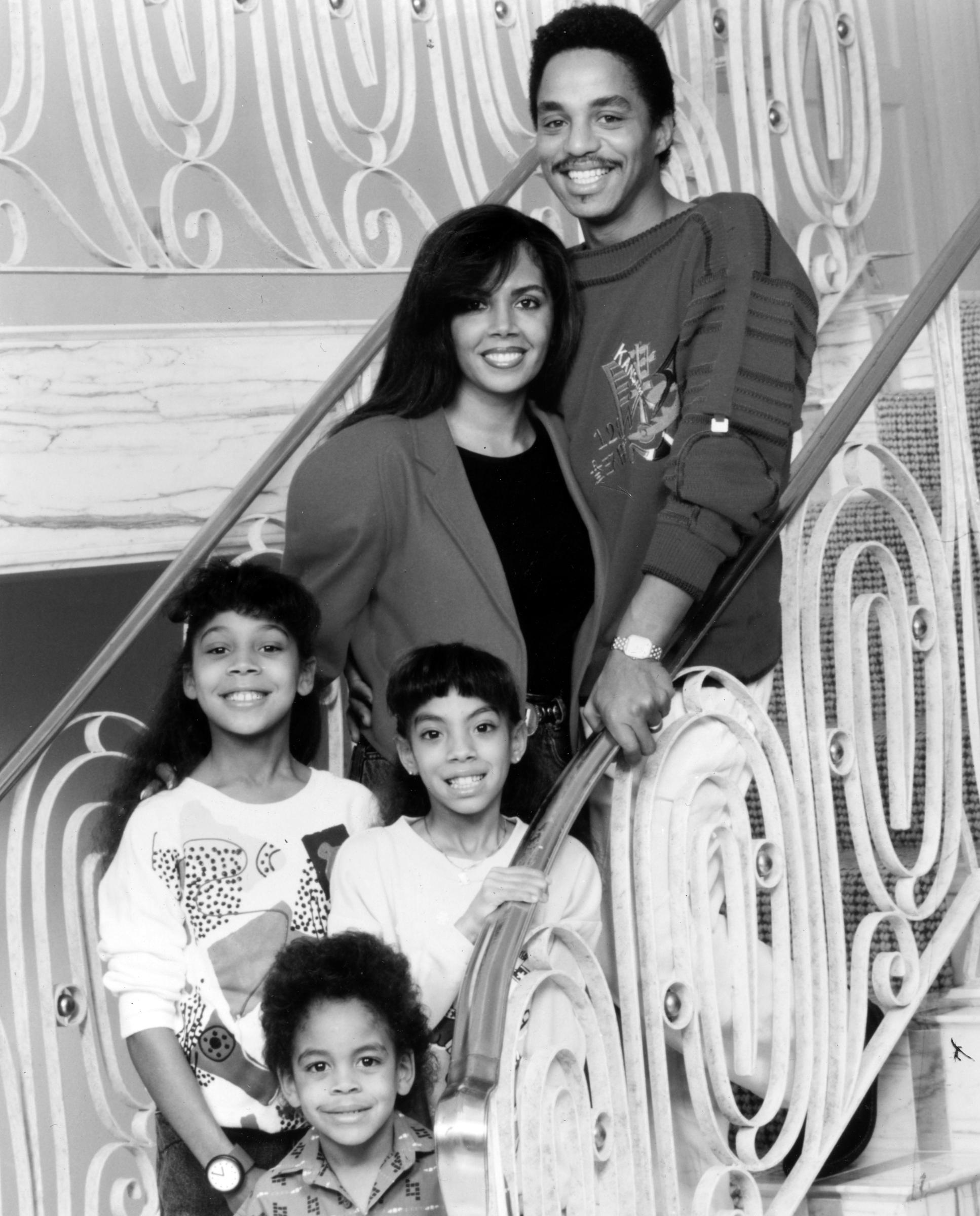 Marlon Jackson mit seiner Frau Carol und seinen drei Kindern Valencia, Brittany und Marlon Jr. um 1975. | Quelle: Getty Images