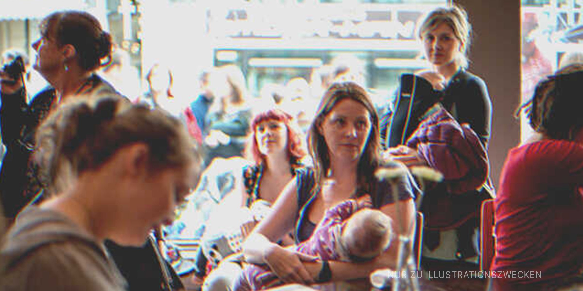 Frau stillt ihr Baby in einem Café. | Quelle: flickr/dailycloudt (CC BY-SA 2.0)