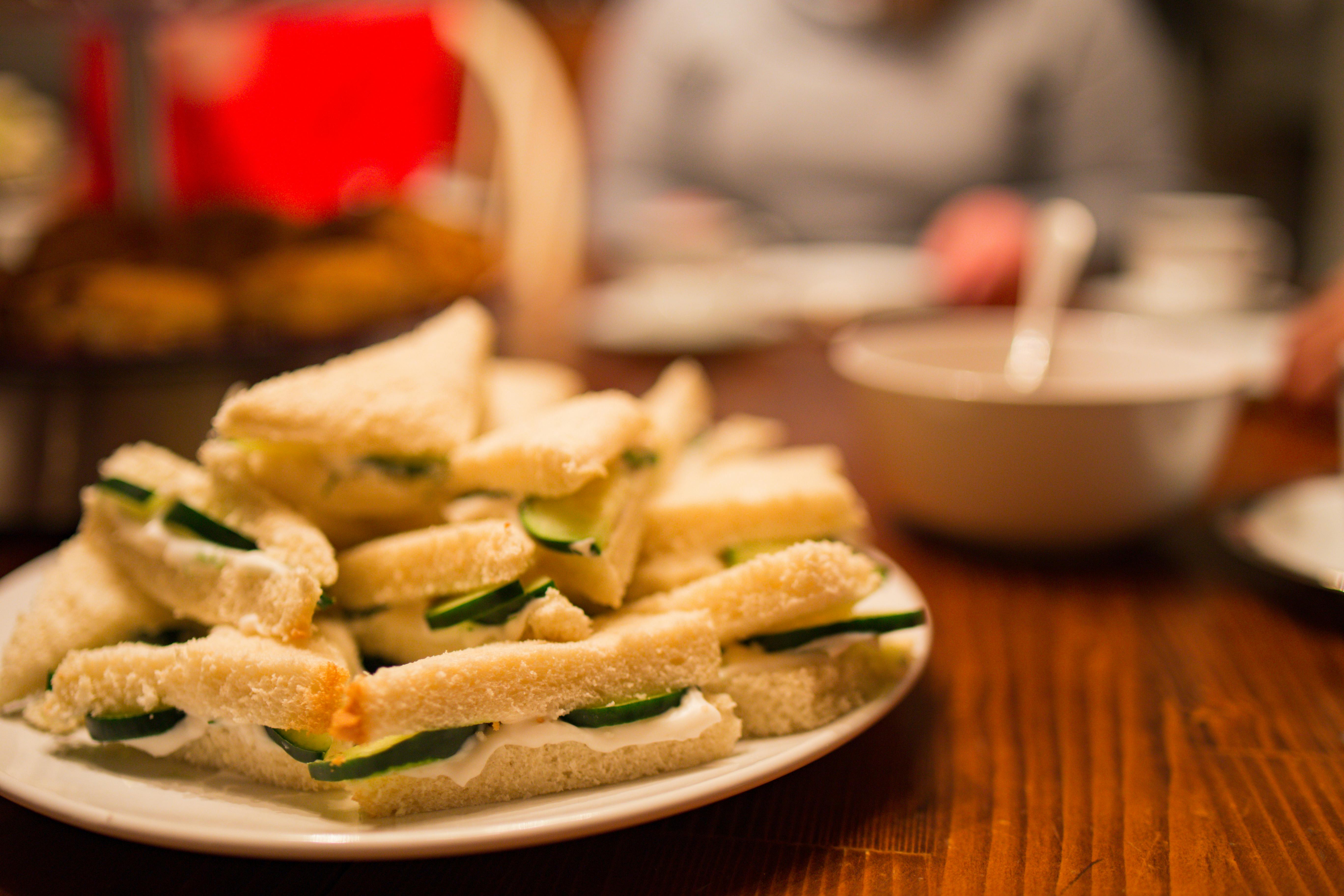 Ein Teller mit Sandwiches auf einem Tisch | Quelle: Pexels