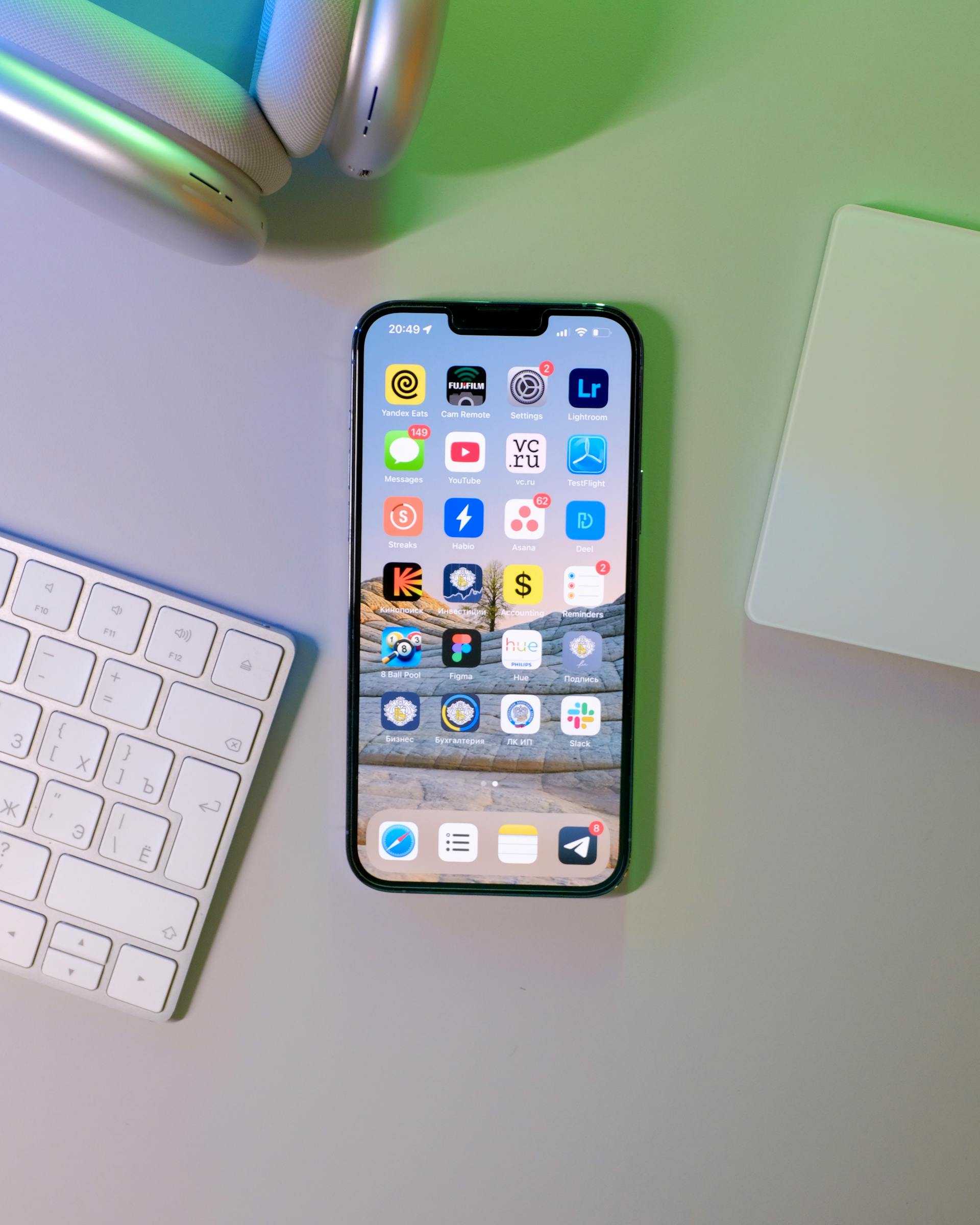Ein Mobiltelefon neben einer Tastatur | Quelle: Pexels