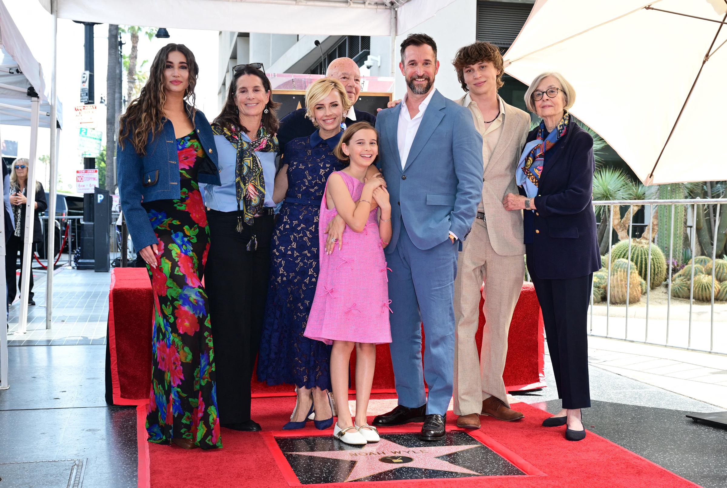 Noah Wyle feiert seinen Stern auf dem Hollywood Walk of Fame gemeinsam mit seiner Frau Sara Wells, ihren Kindern, seinen Eltern und seiner Schwester während der Zeremonie am 9. April 2026. | Quelle: Getty Images