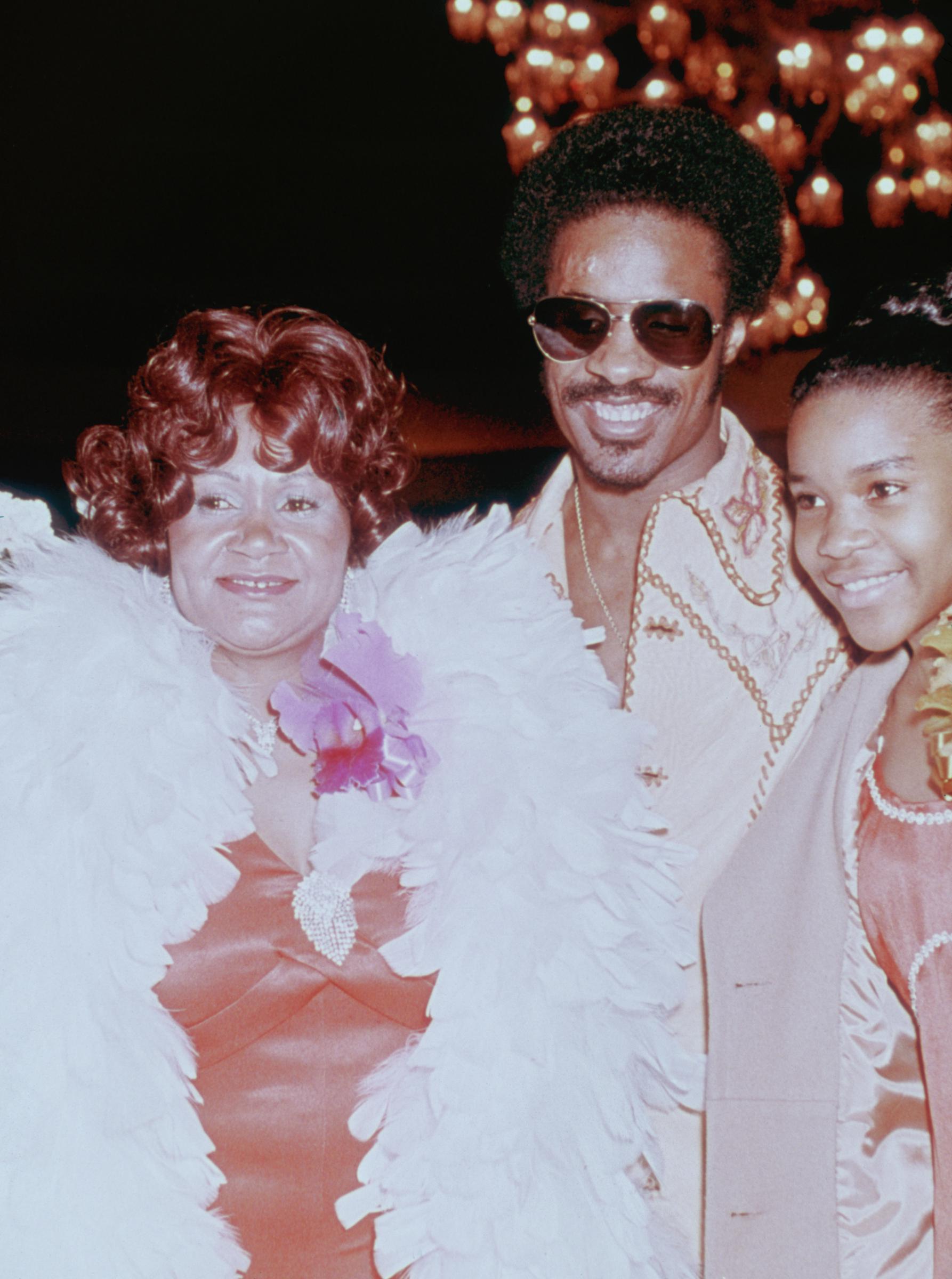 Lula Mae Hardaway, Stevie Wonder und seine Schwester bei der Grammy-Verleihung am 2. März 1974 in Hollywood. | Quelle: Getty Images