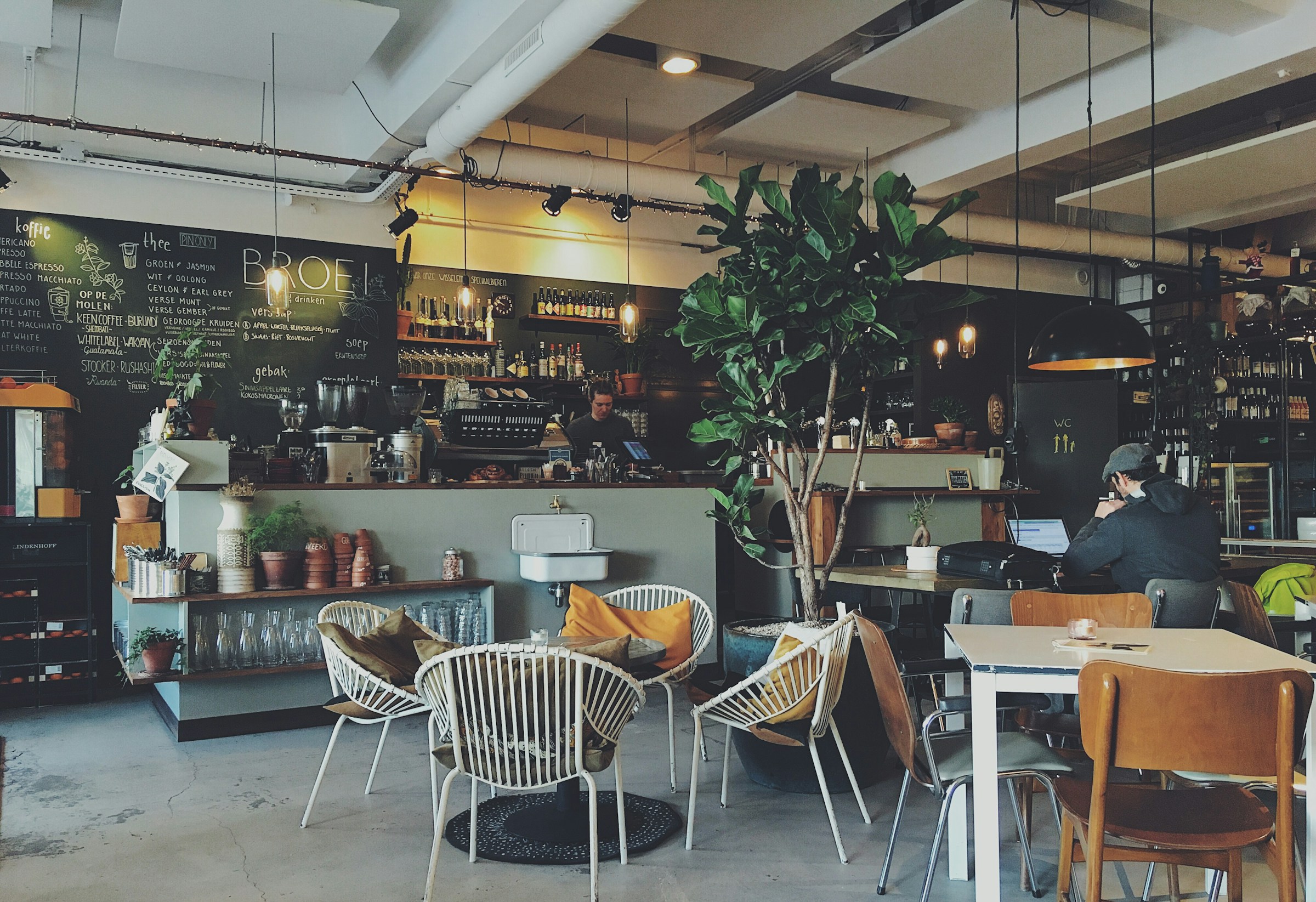 Das Innere eines Cafés | Quelle: Unsplash