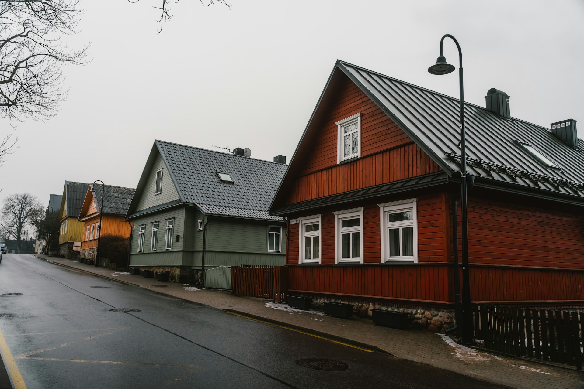 Häuser an einer Straße | Quelle: Unsplash
