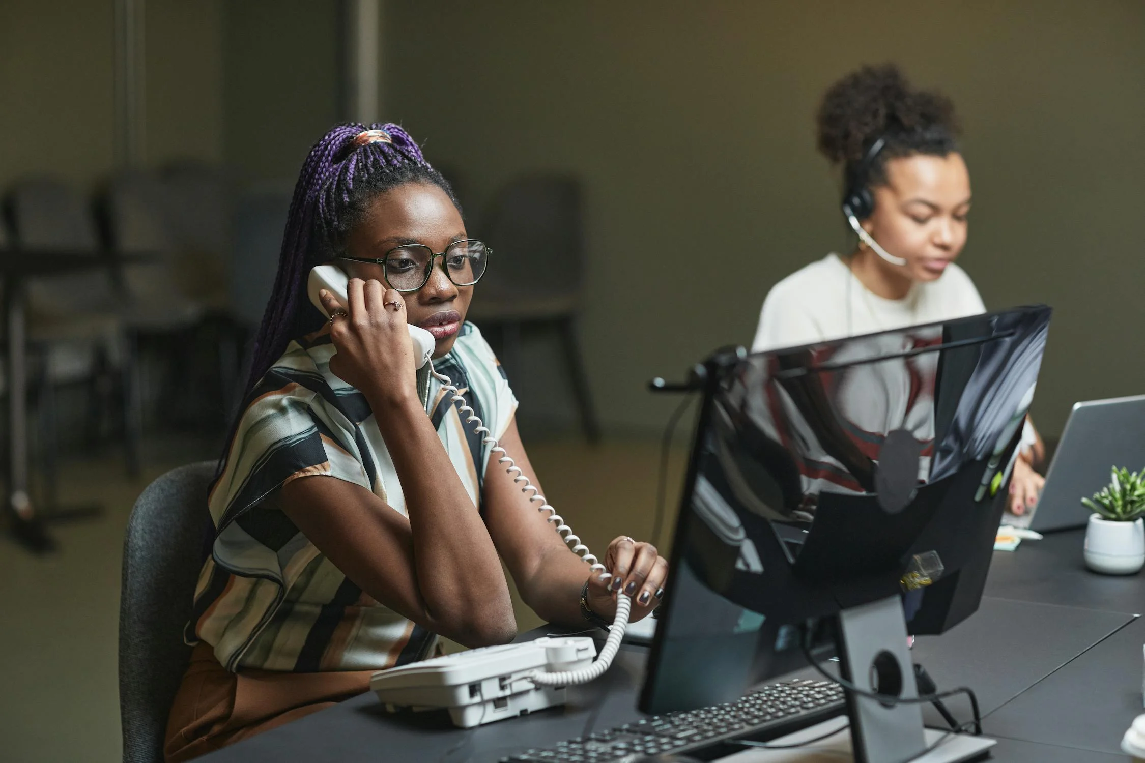 Eine Telefonistin am Telefon | Quelle: Pexels