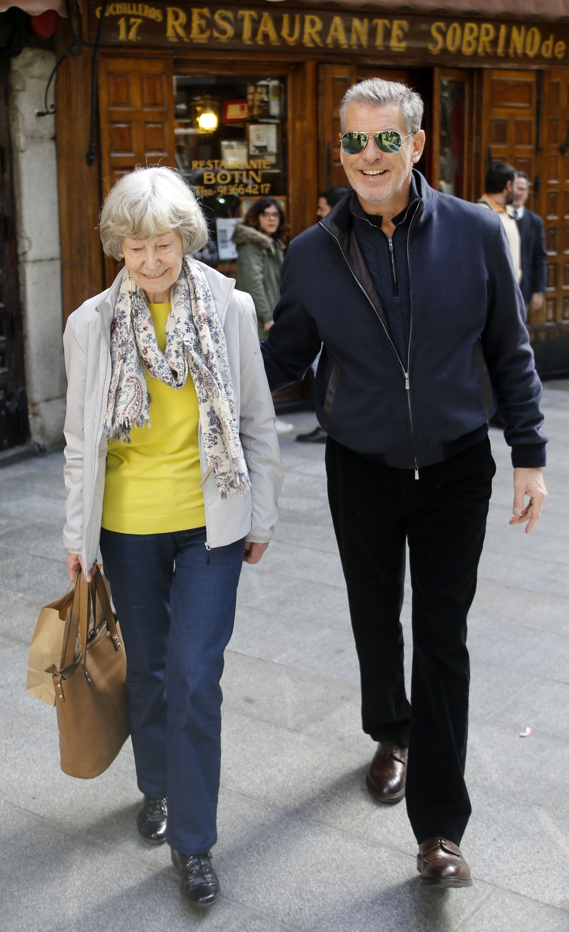Mary Smith und Pierce Brosnan wurden am 3. März 2016 in Madrid, Spanien, gesichtet | Quelle: Getty Images