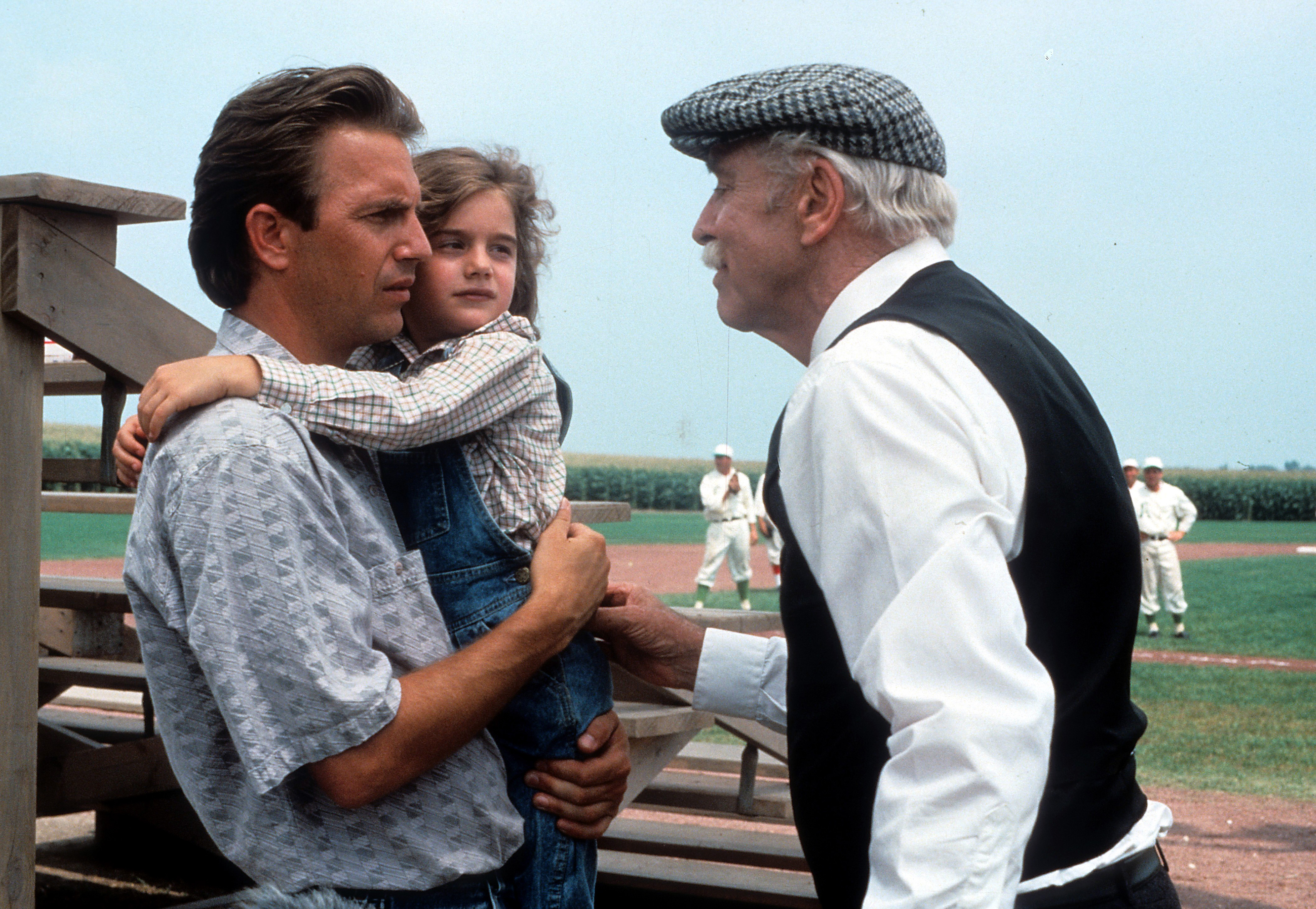 Kevin Costner und Gaby Hoffmann am Set von "Feld der Träume", 1989 | Quelle: Getty Images