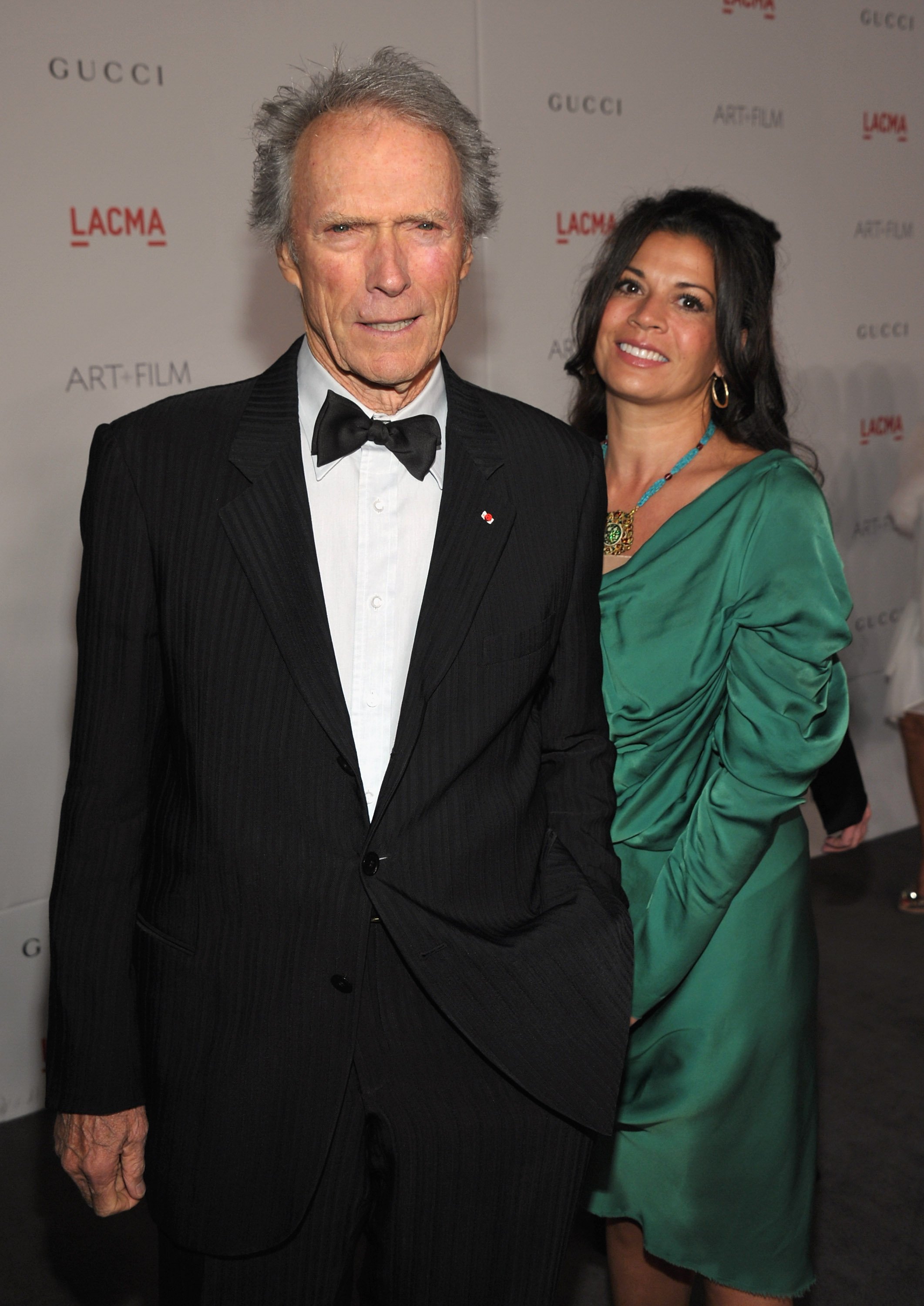 Clint Eastwood und seine Frau Dina Eastwood nehmen am 5. November 2011 an der LACMA Art + Film Gala zu Ehren von Clint Eastwood und John Baldessari im Los Angeles County Museum of Art teil. | Quelle: Getty Images