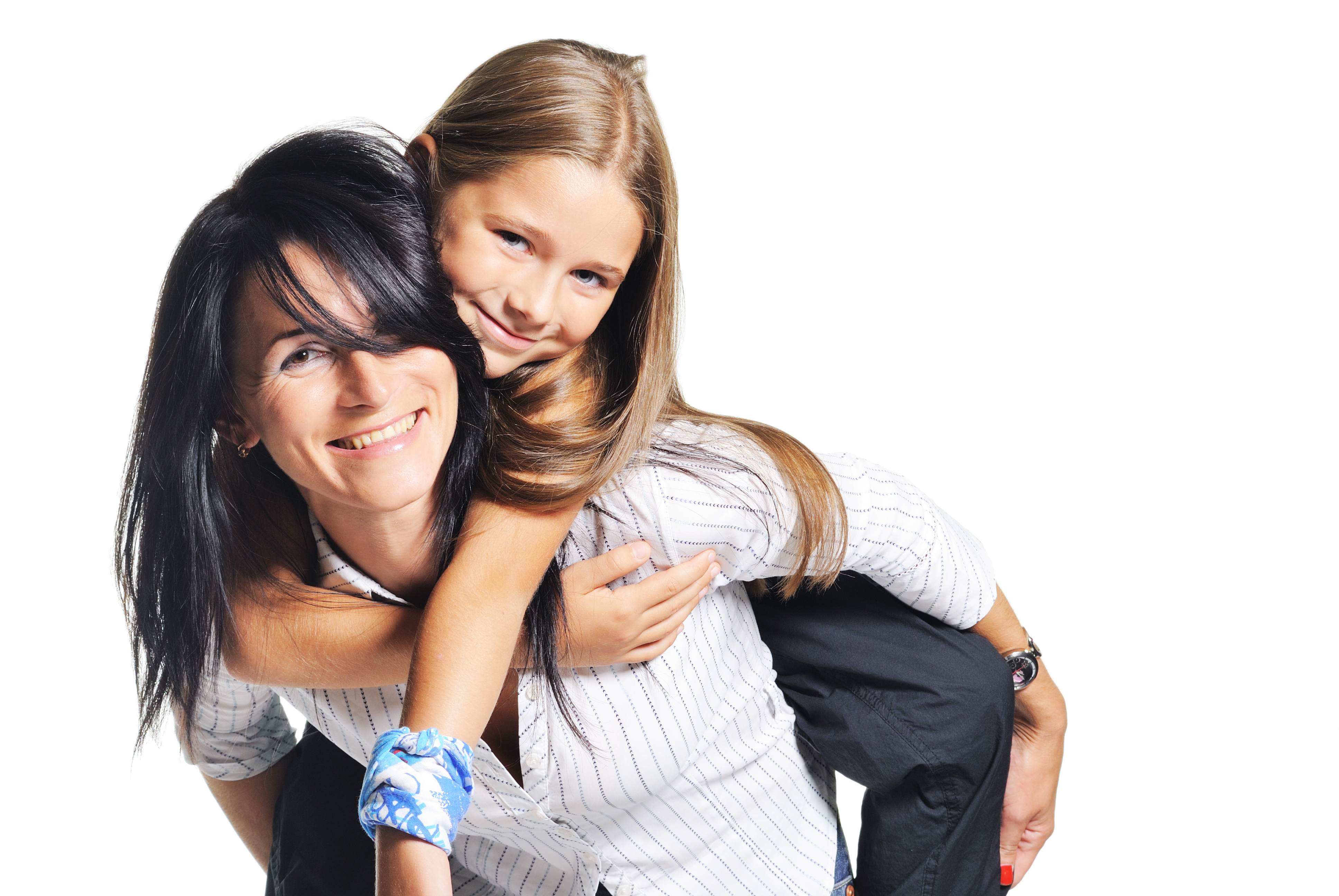 Eine Frau und ein junger Teenager reiten auf ihrem Rücken | Quelle: Shuttterstock