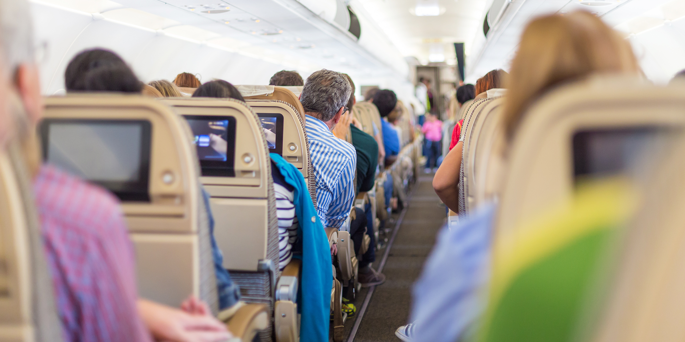 Menschen in einem Flugzeug | Quelle: Shutterstock