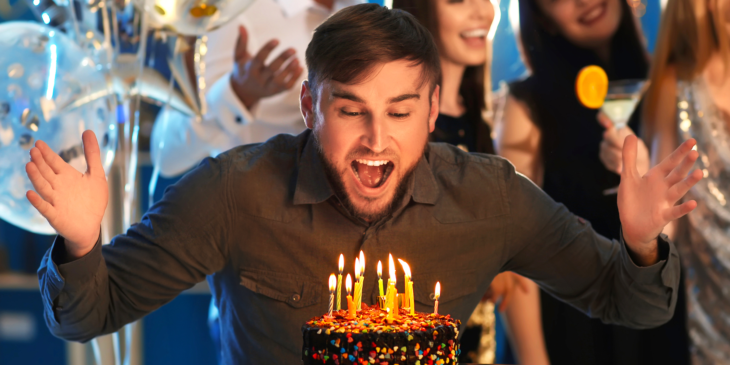 Ein glücklicher Mann, der seinen Geburtstag feiert | Quelle: Shutterstock