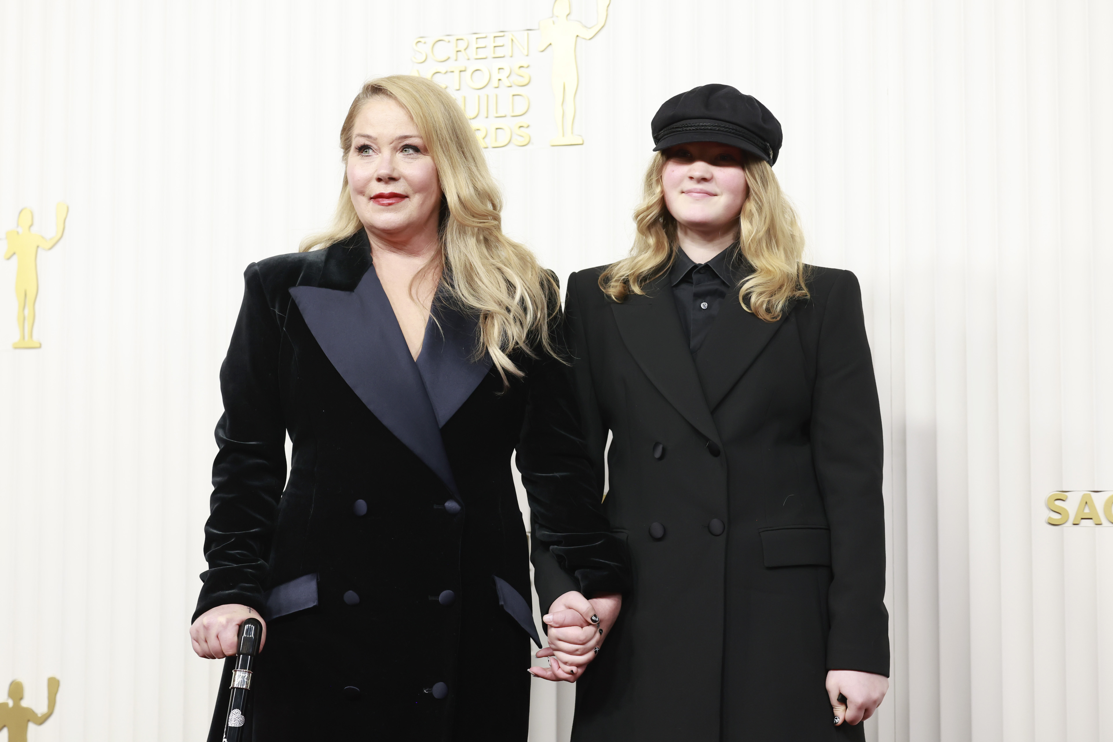 Christina Applegate und Sadie Grace LeNoble nehmen am 26. Februar 2023 in Los Angeles, Kalifornien, an der 29. Verleihung der Screen Actors Guild Awards im Fairmont Century Plaza teil | Quelle: Getty Images