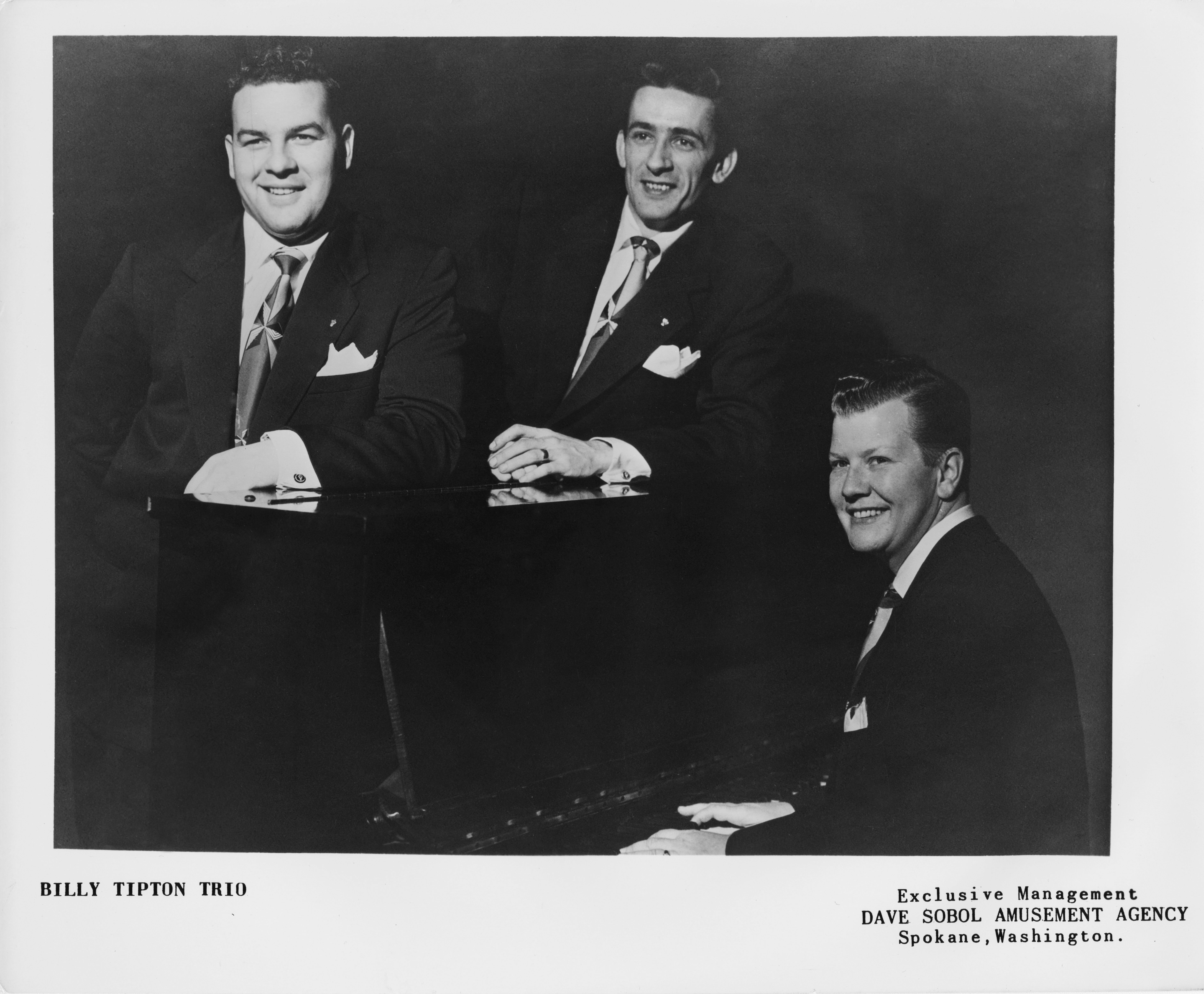 Das Billy Tipton Trio (Billy rechts) posiert für ein Werbefoto um 1955 in Spokane, Washington. | Quelle: Getty Images