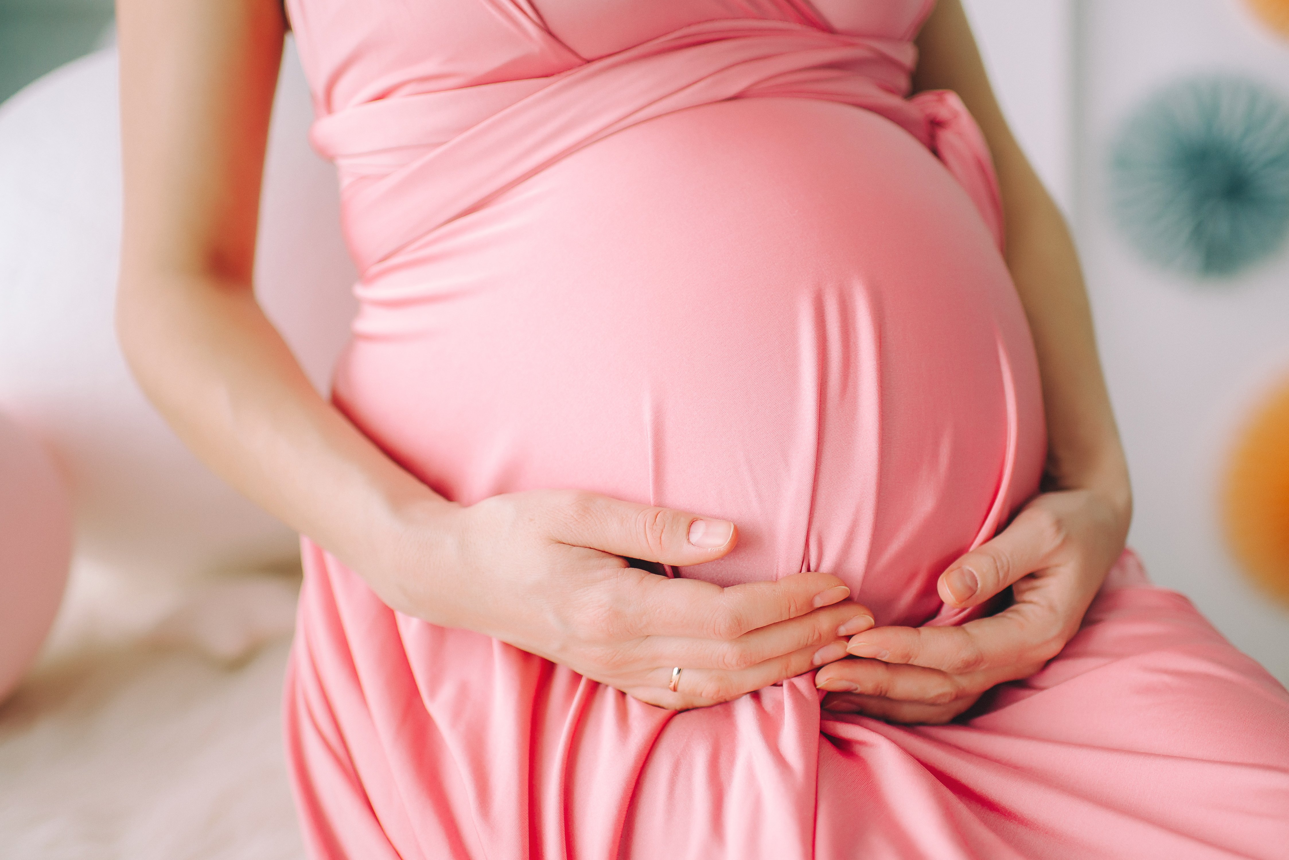 Schwangere Frau mit Babybauch | Quelle: Shutterstock