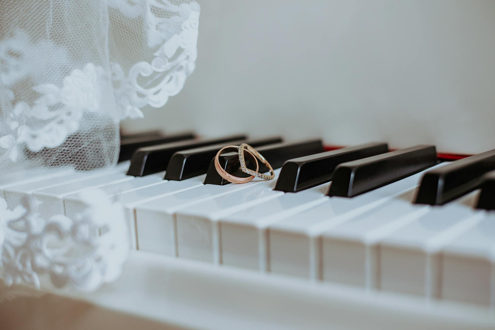 Eheringe auf einem Klavier | Quelle: Pexels