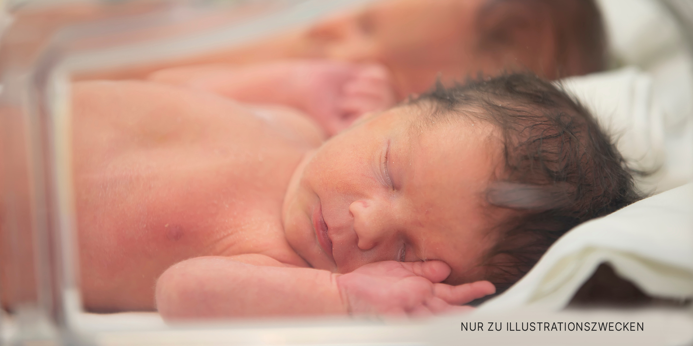 Zwei neugeborene Babys. | Quelle: Shutterstock
