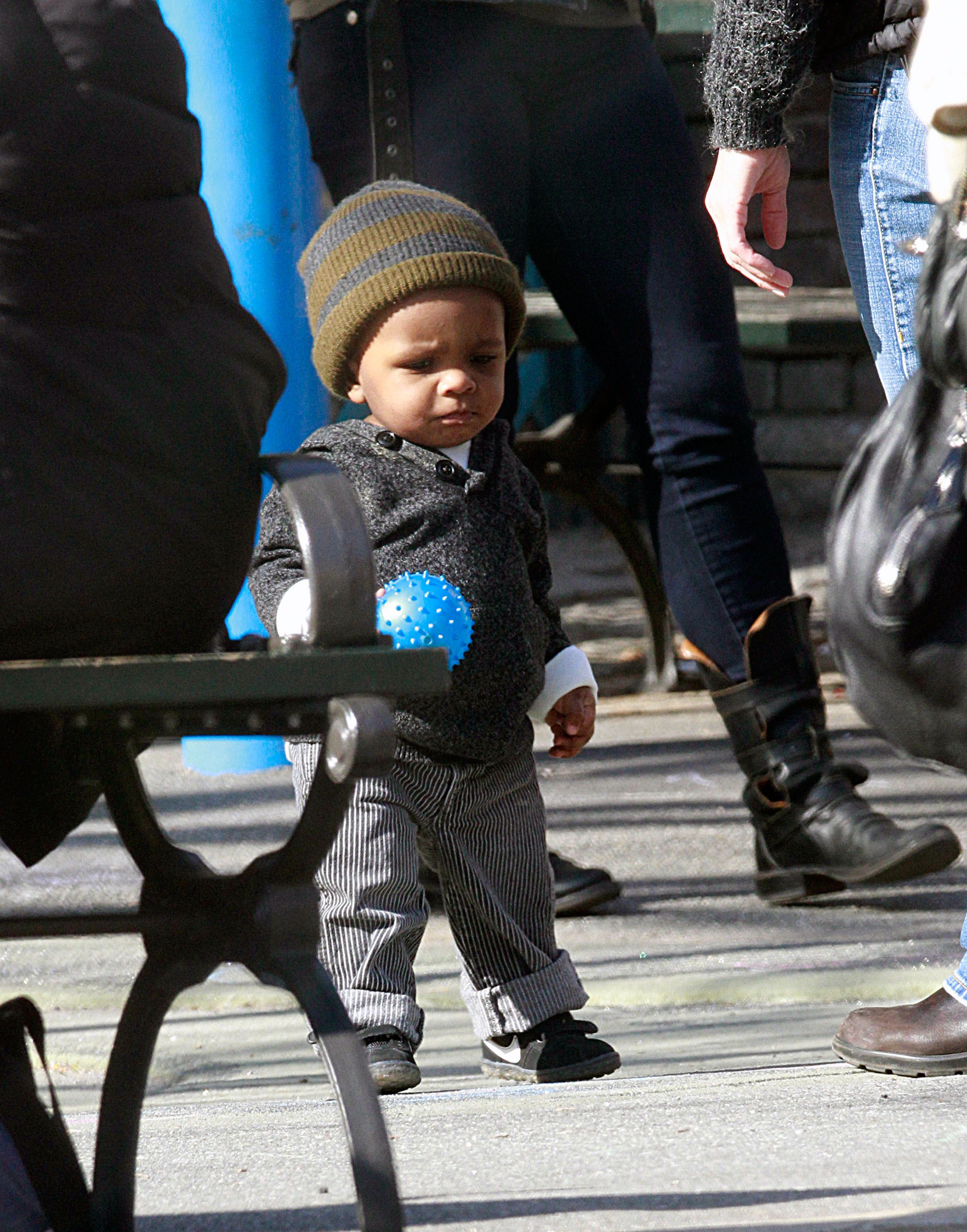 Sandra Bullocks Sohn Louis Bullock wird am 20. März 2011 auf den Straßen von Manhattan in New York City gesehen. | Quelle: Getty Images