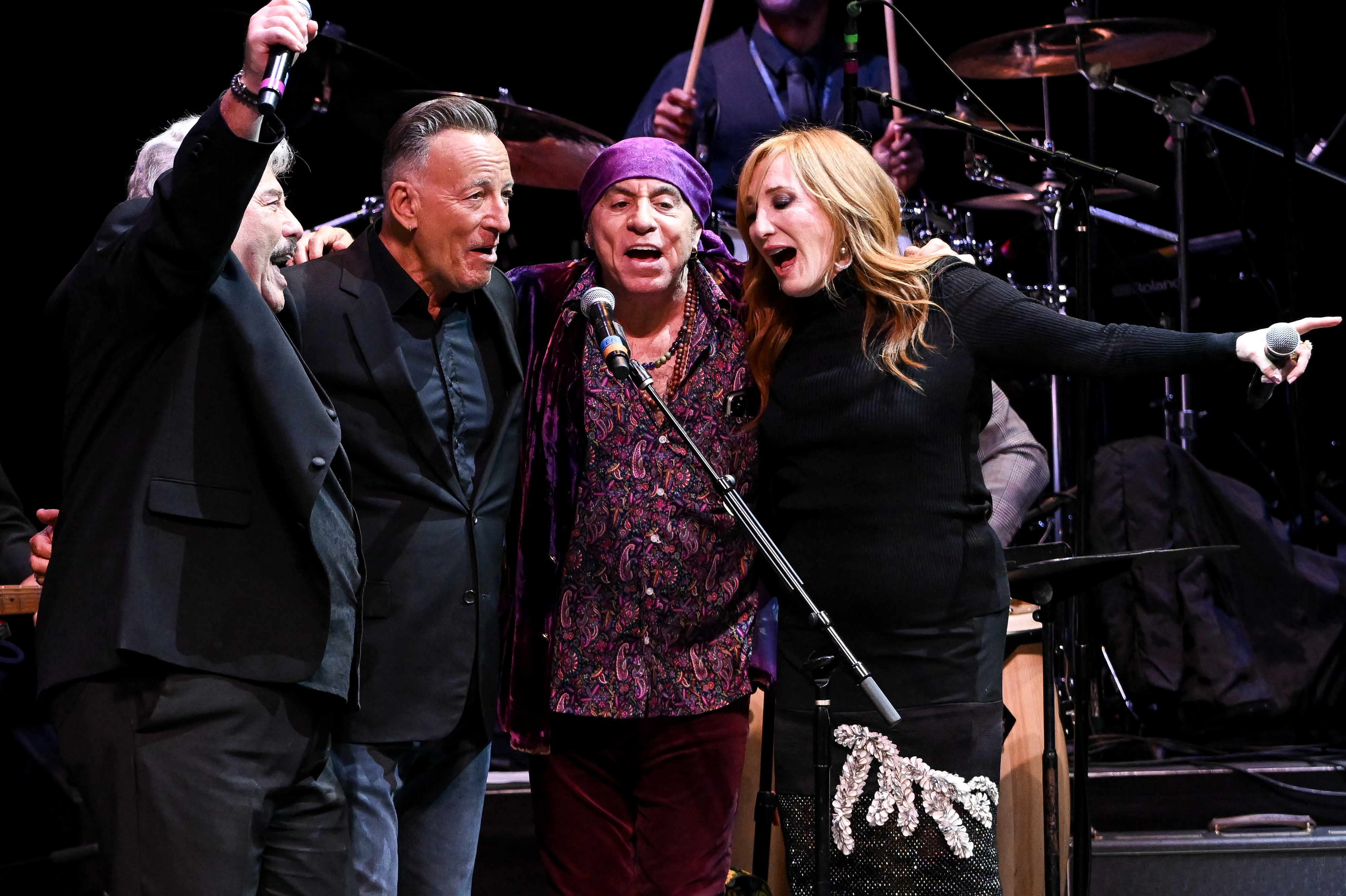 Patti Scialfa und Bruce Springsteen bei einem Auftritt mit Tony Orlando und Steven Van Zandt während der 15th Annual Induction Ceremony in Newark, New Jersey am 29. Oktober 2023 | Quelle: Getty Images