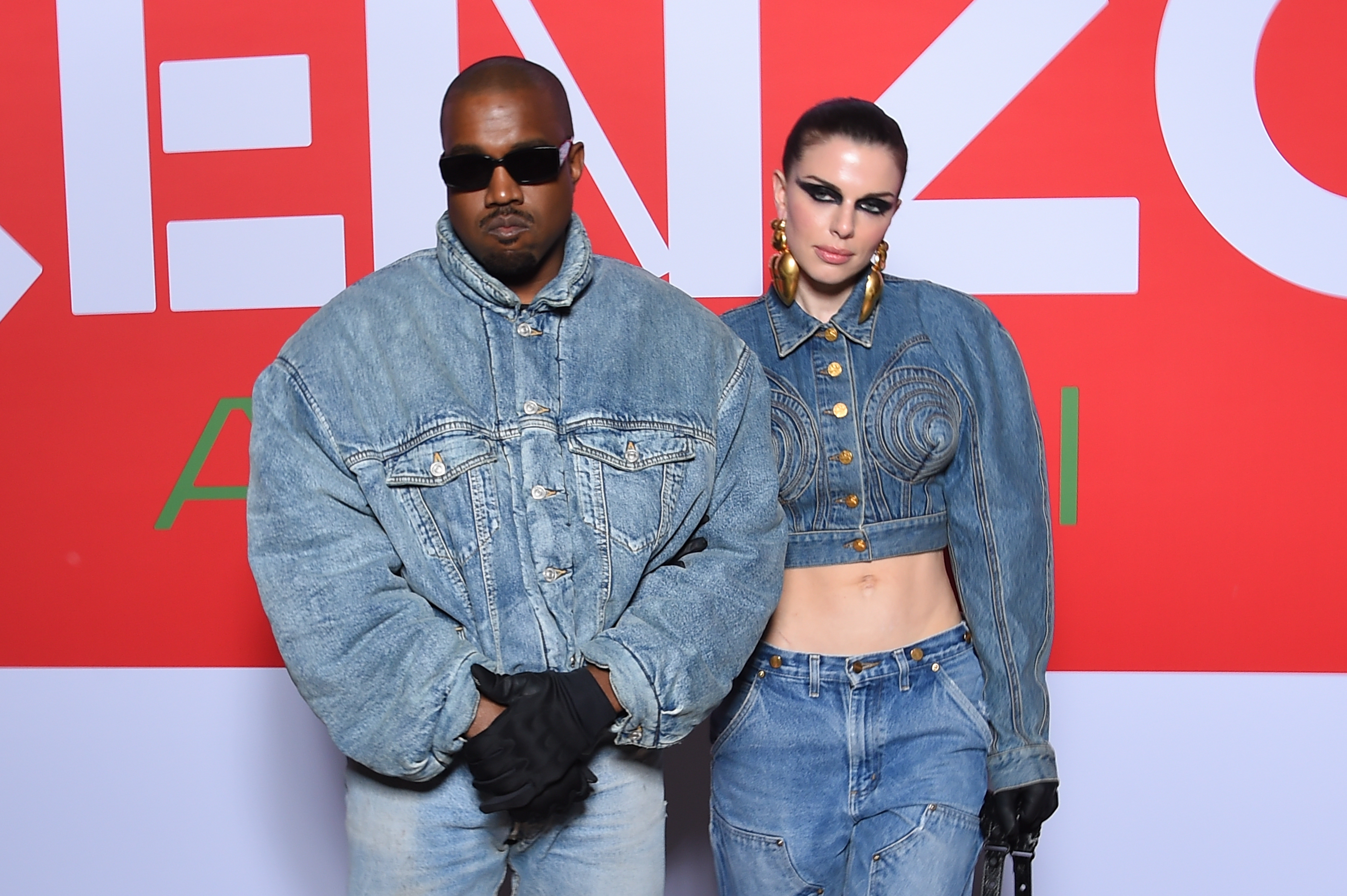 Kanye West und Julia Fox besuchen die Herbst/Winter-Show von Kenzo im Rahmen der Paris Fashion Week am 23. Januar 2022. | Quelle: Getty Images