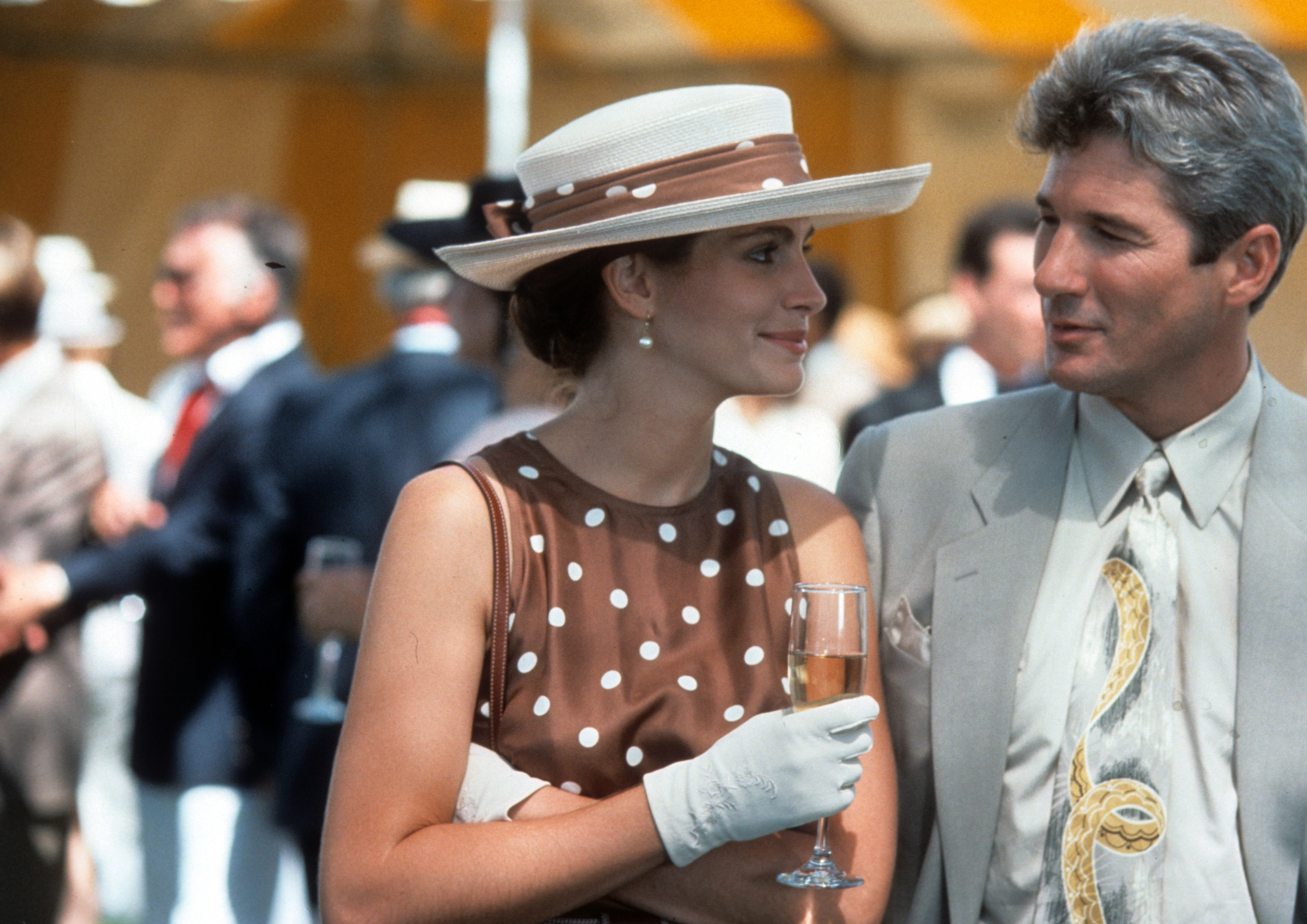 Julia Roberts mit Richard Gere in einer Szene aus dem Film "Pretty Woman", ca. 1990 | Quelle: Getty Images