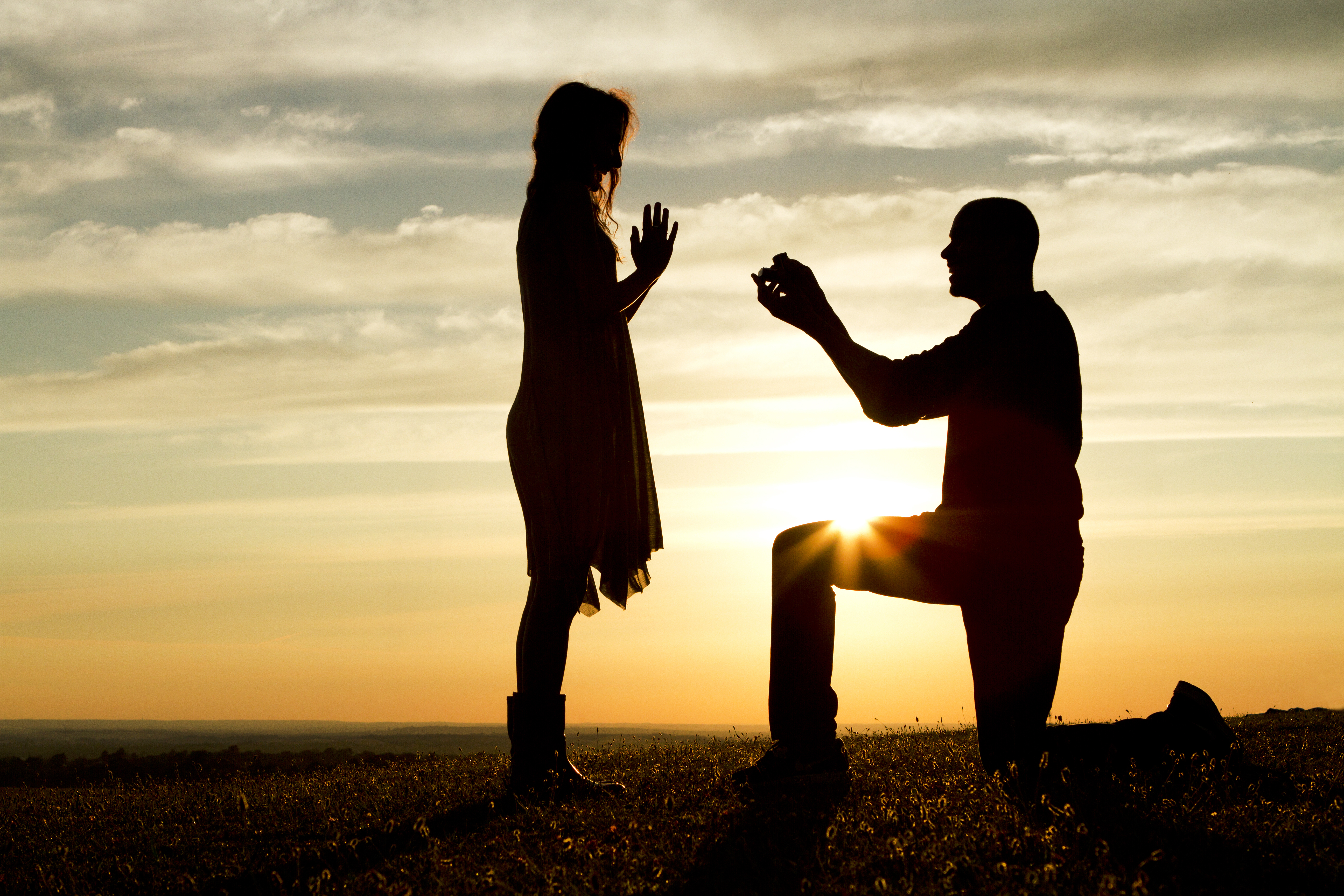 Ein Mann macht seiner Freundin einen Heiratsantrag | Quelle: Shutterstock