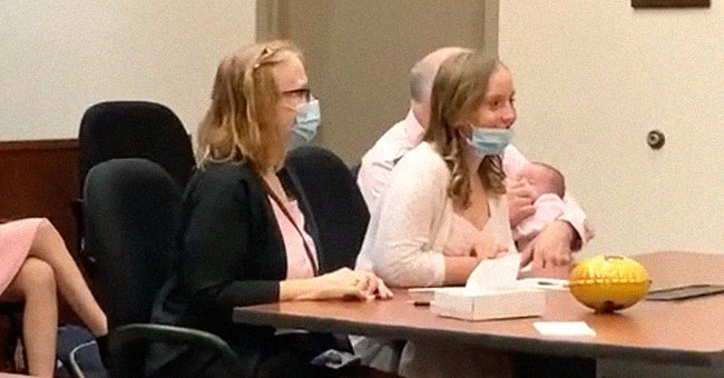 Die Familie sitzt im Gerichtsgebäude und wartet darauf, dass die Adoption offiziell bestätigt wird | Quelle: Twitter/LaurenEdwardsTV