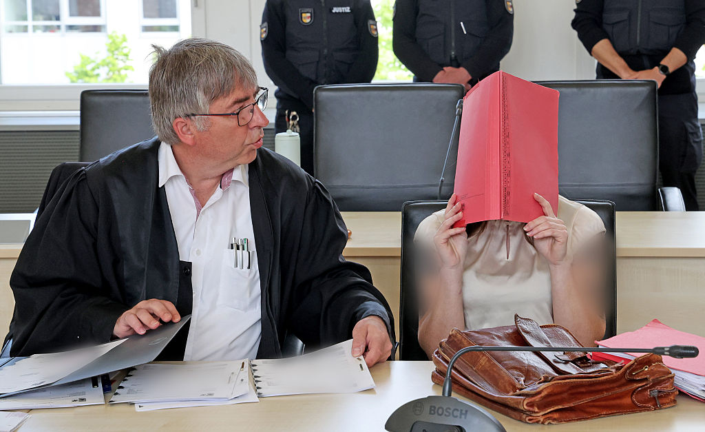 13. Mai 2026, Mecklenburg-Vorpommern, Rostock: Der Rechtsanwalt Andreas Ohm und der Angeklagte warten im Gerichtssaal des Landgerichts auf die Fortsetzung des Mordprozesses. | Quelle: Getty Images