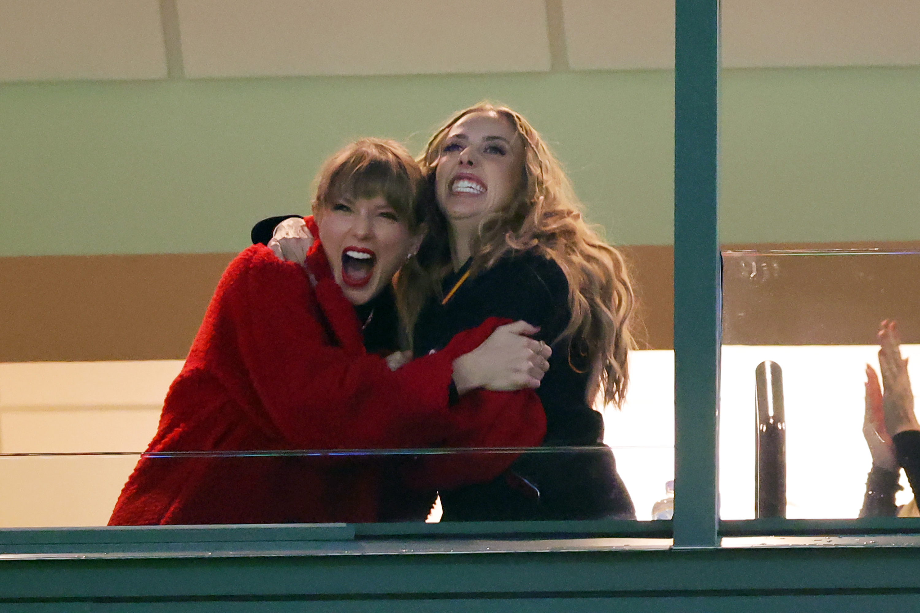 Taylor Swift und Brittany Mahomes jubeln bei einem Spiel zwischen den Kansas City Chiefs und den Green Bay Packers in Green Bay, Wisconsin am 3. Dezember 2023 | Quelle: Getty Images