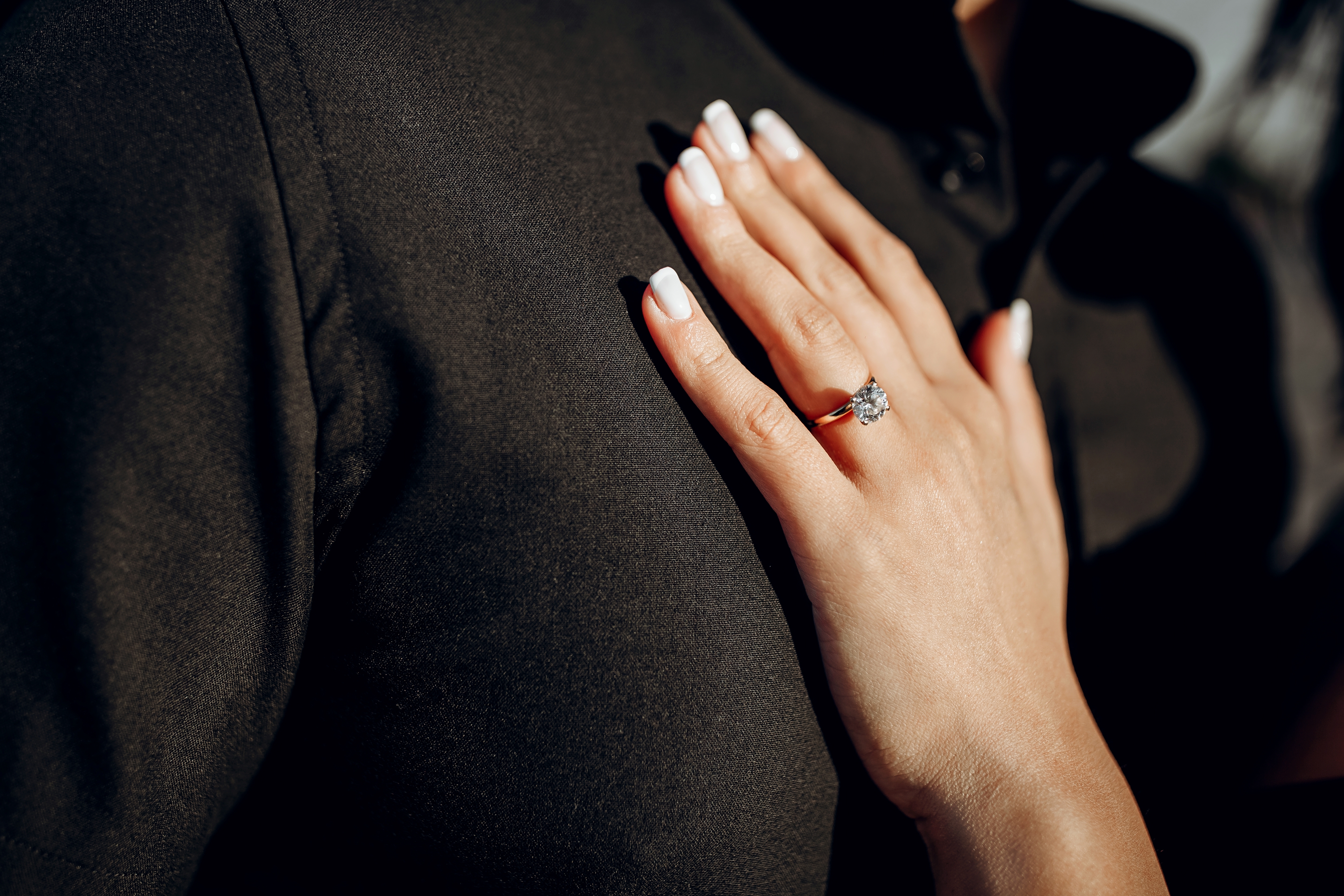Eine Frau mit einem Verlobungsring | Quelle: Shutterstock
