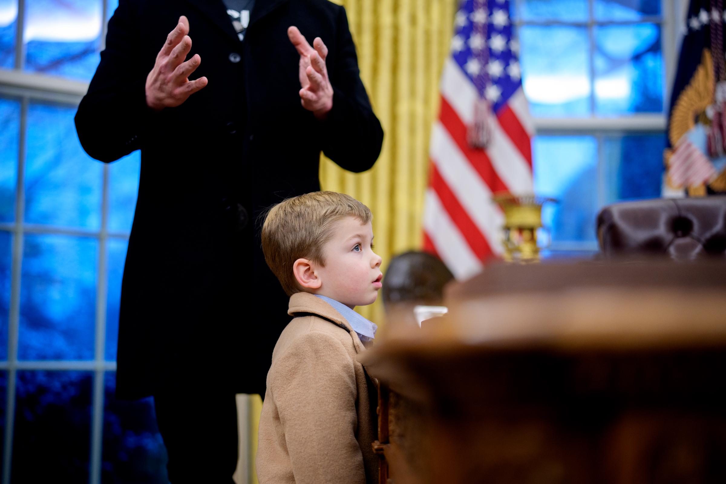 X Æ A-Xii steht vor Elon Musk während der Unterzeichnung einer Durchführungsverordnung im Oval Office, am 11. Februar 2025 | Quelle: Getty Images