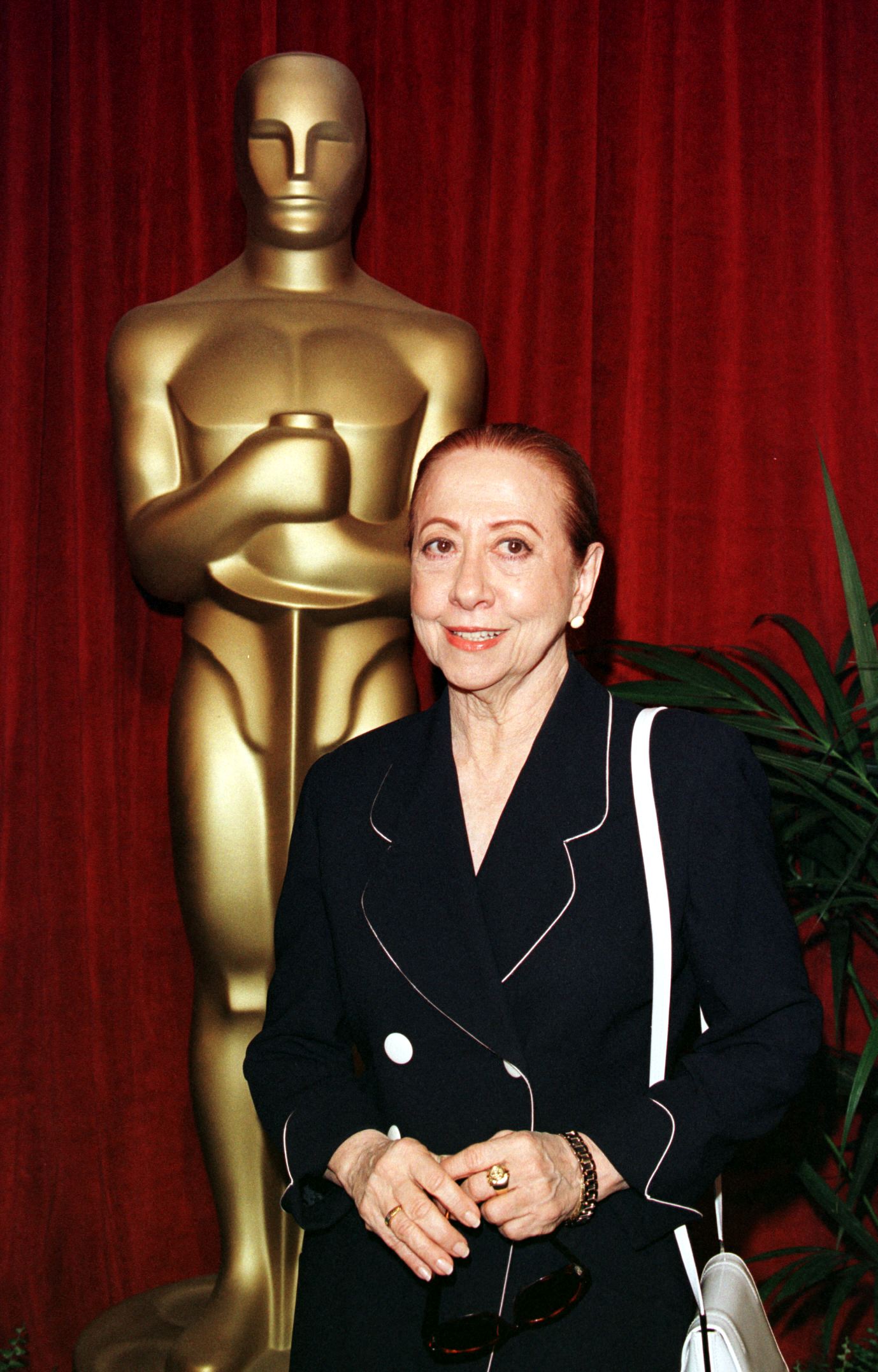 Fernanda Montenegro kommt am 8. März 1999 zum jährlichen Mittagessen der Oscar-Nominierten | Quelle: Getty Images