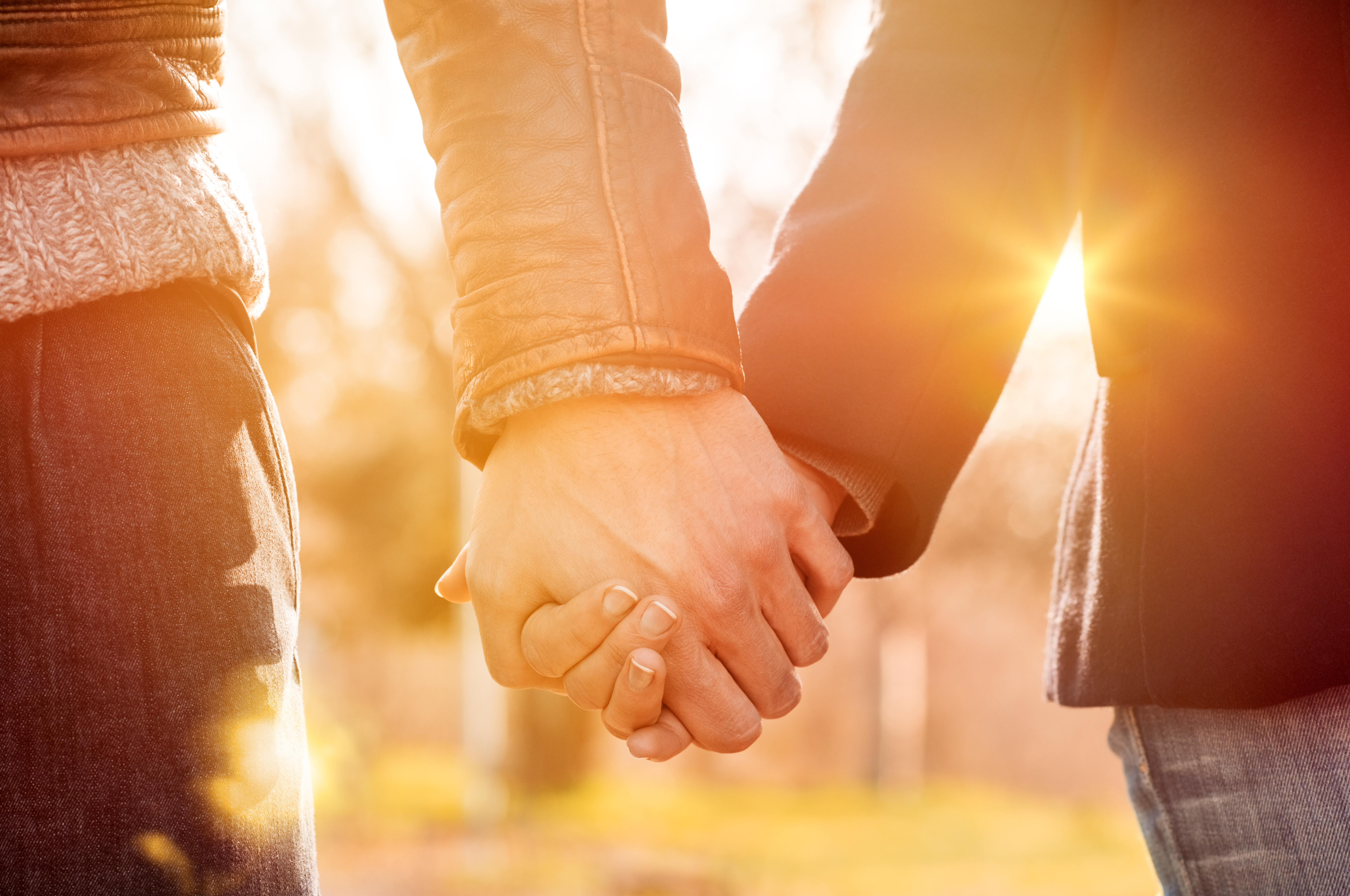 Ein Paar, das sich an den Händen hält | Quelle: Shutterstock