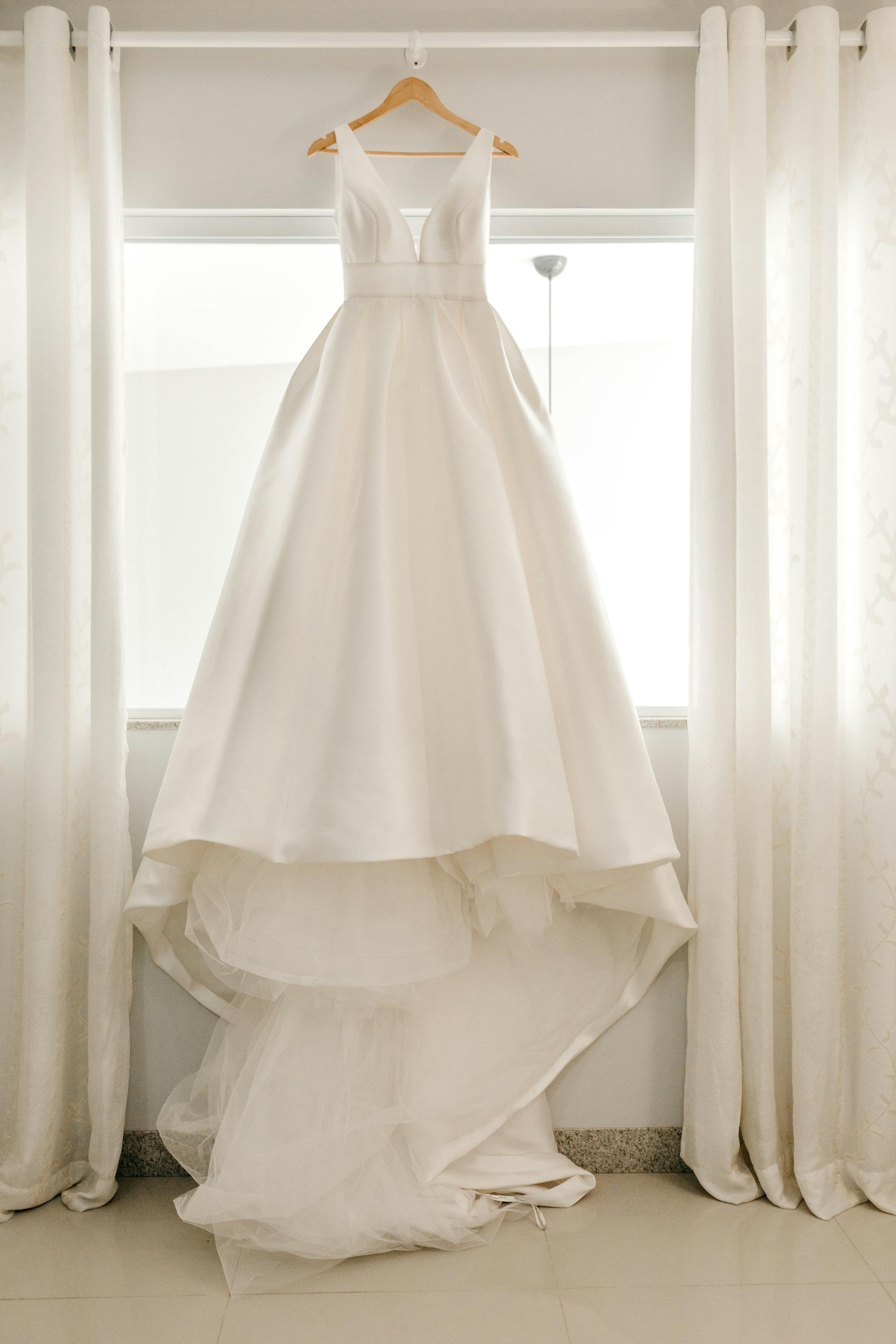 Ein weißes Hochzeitskleid auf einem Kleiderbügel | Quelle: Pexels