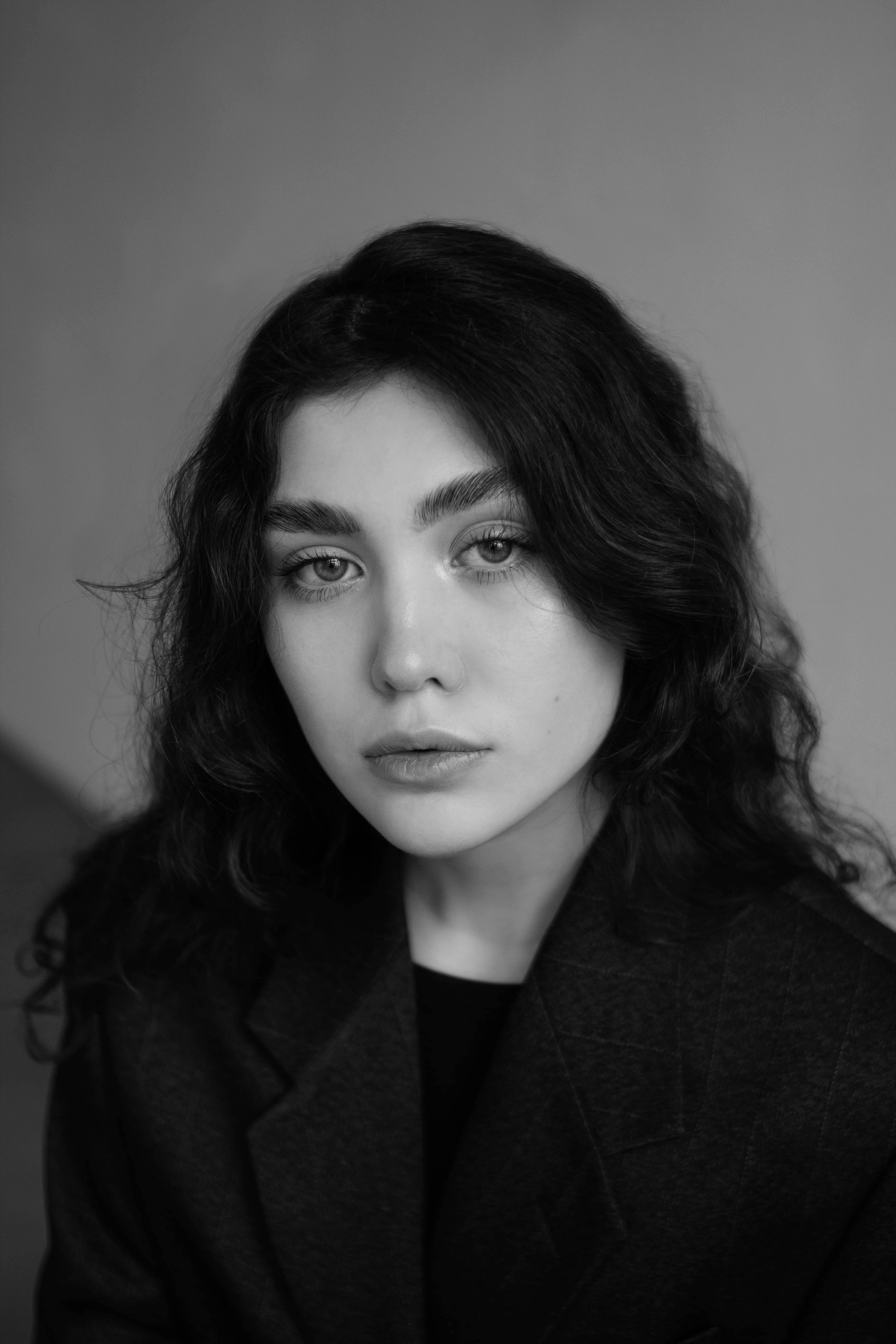 Eine Frau trägt einen Blazer | Quelle: Pexels