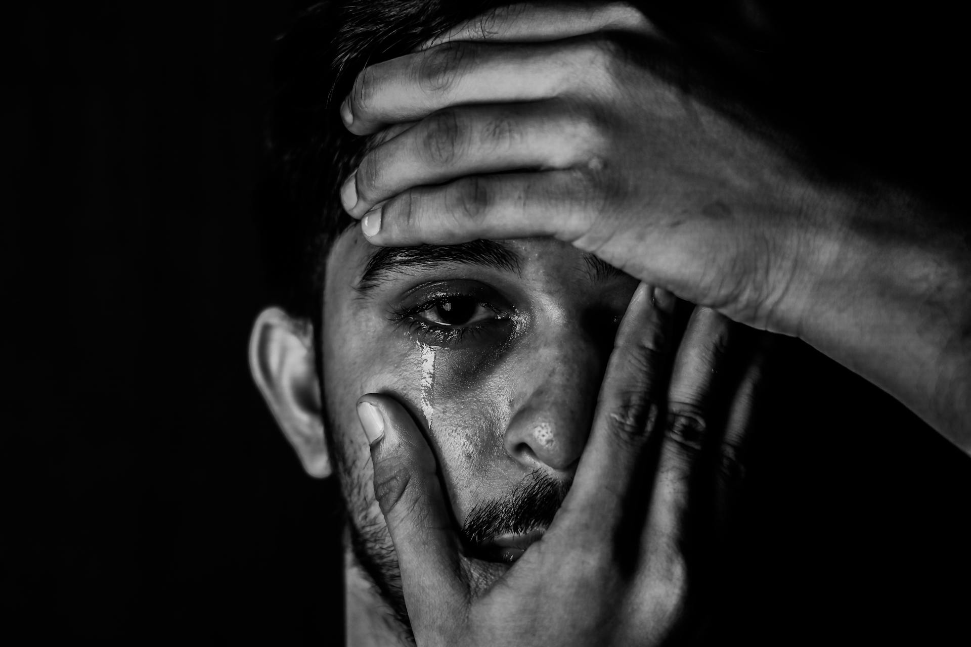 Ein weinender Mann | Quelle: Pexels